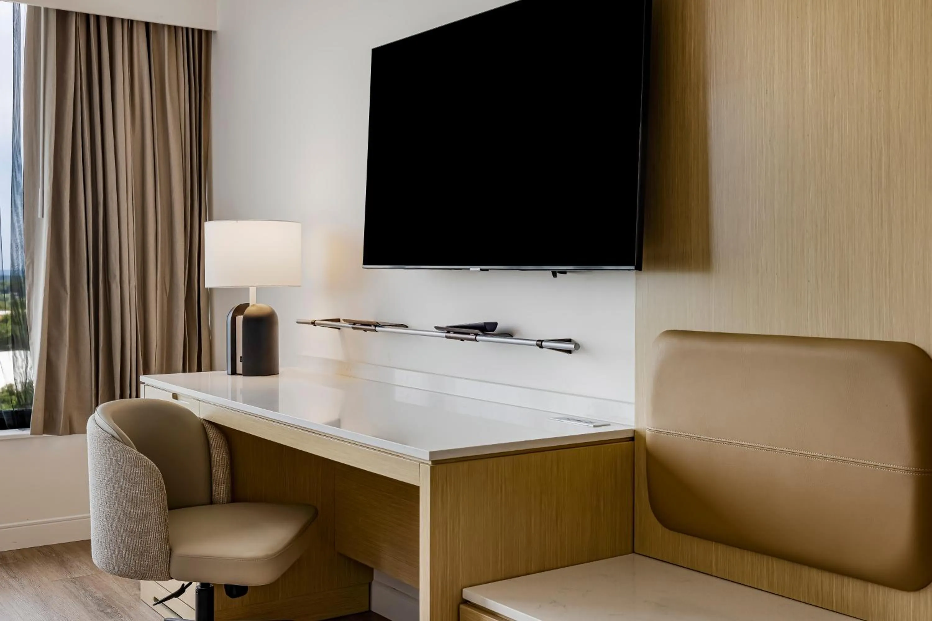 TV and multimedia in Hotel Preston Nashville Airport