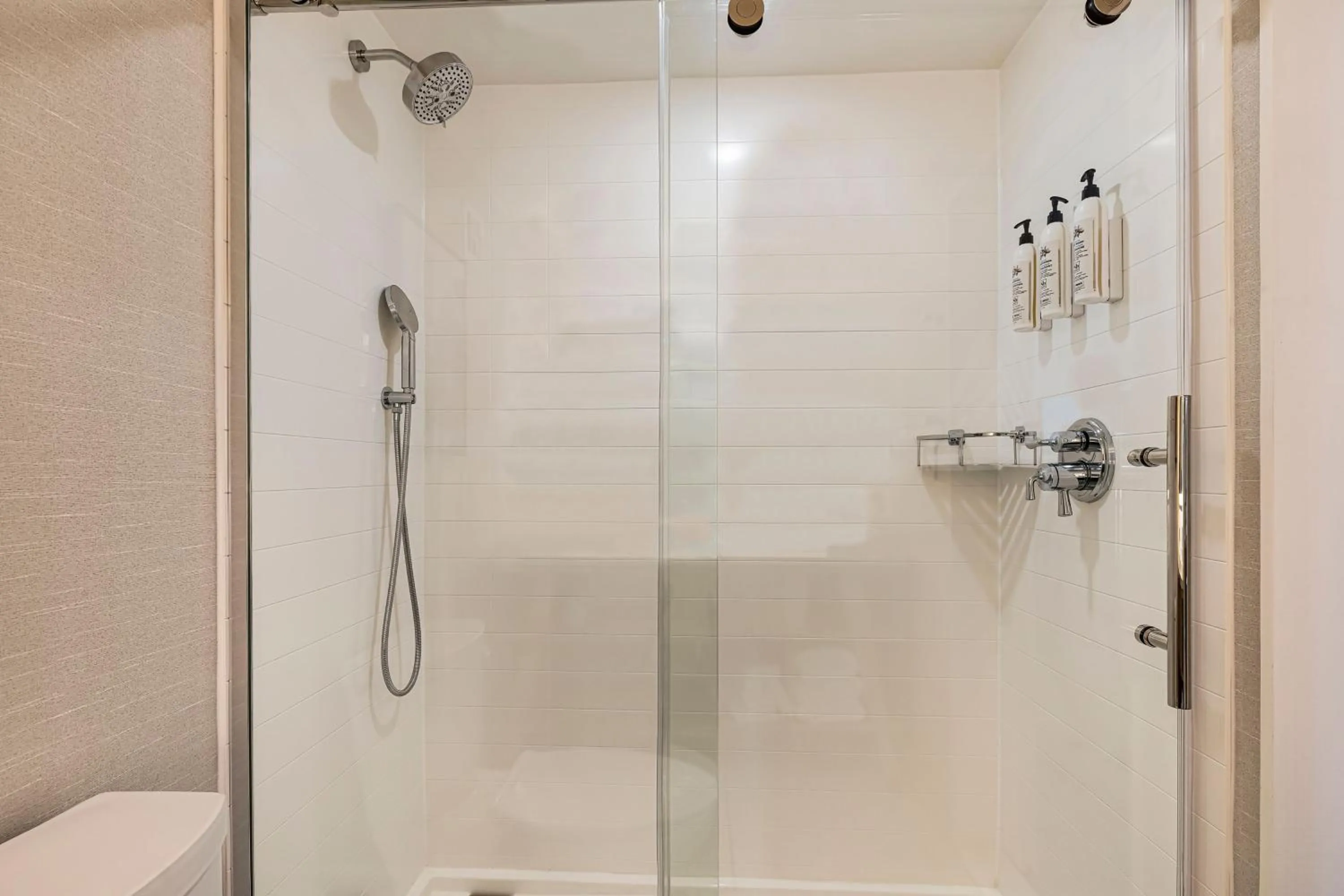 Bathroom in Hotel Preston Nashville Airport