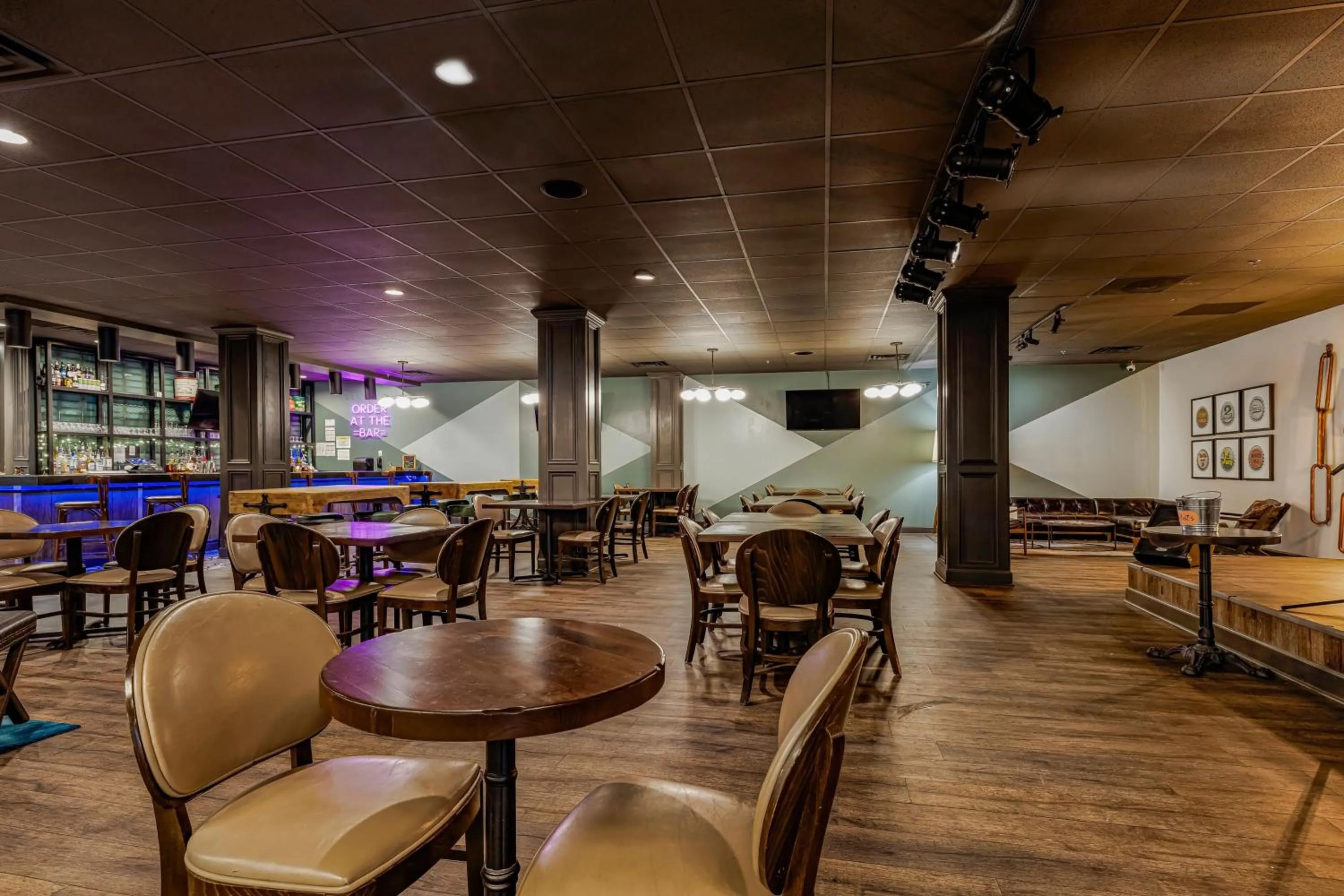 Restaurant/places to eat in Hotel Preston Nashville Airport