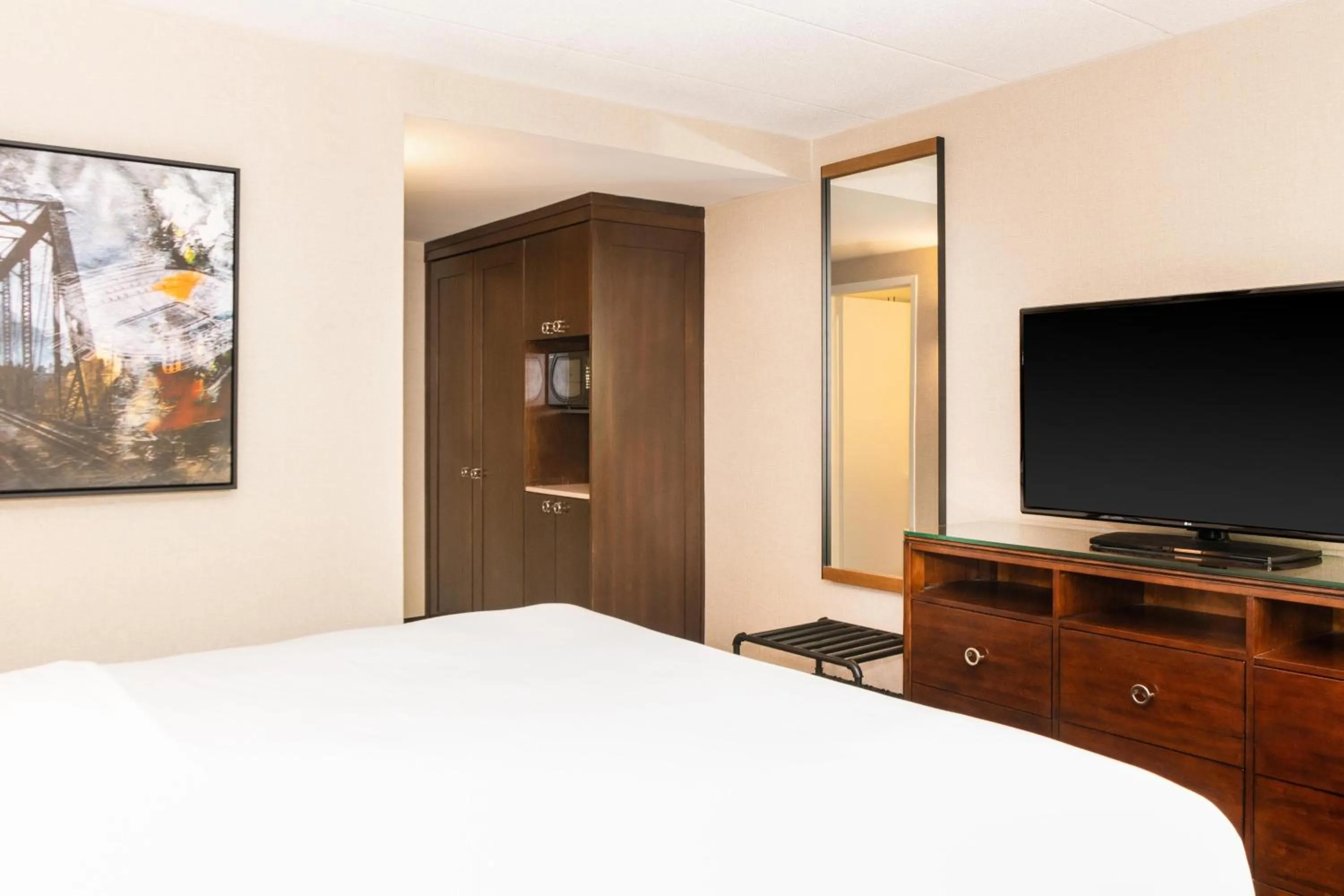 Photo of the whole room, Bed in Sheraton Ann Arbor Hotel