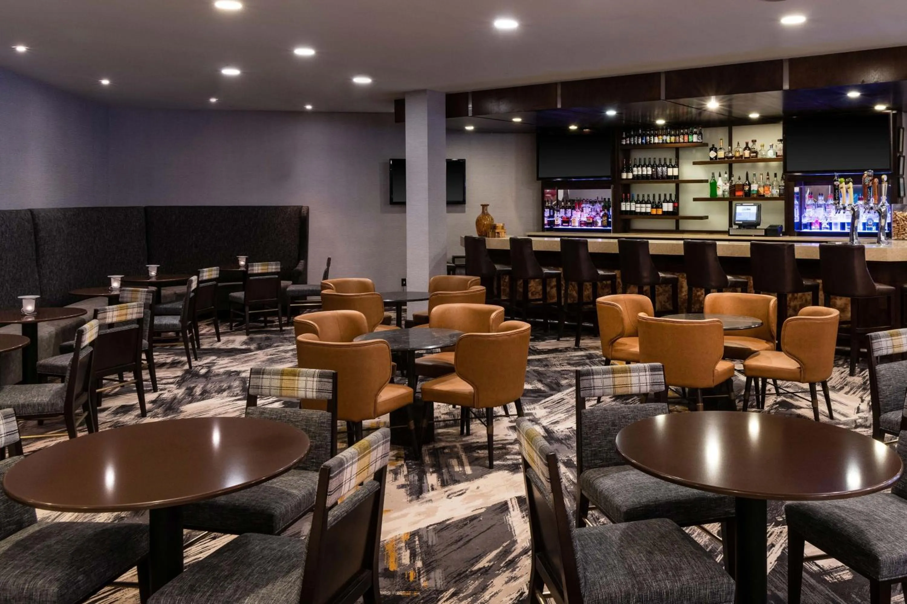 Lounge or bar in Sheraton Ann Arbor Hotel