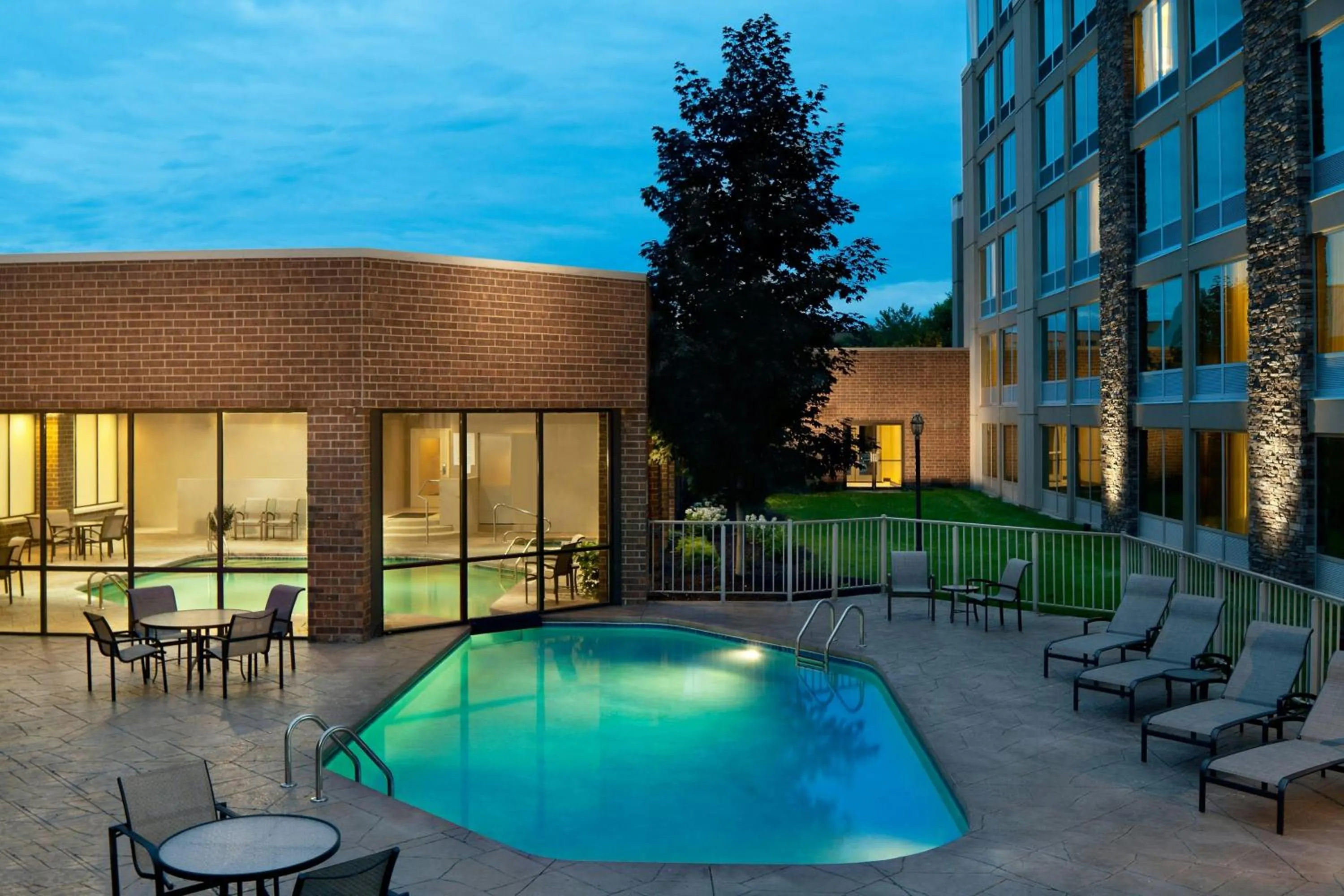 Swimming pool in Sheraton Ann Arbor Hotel