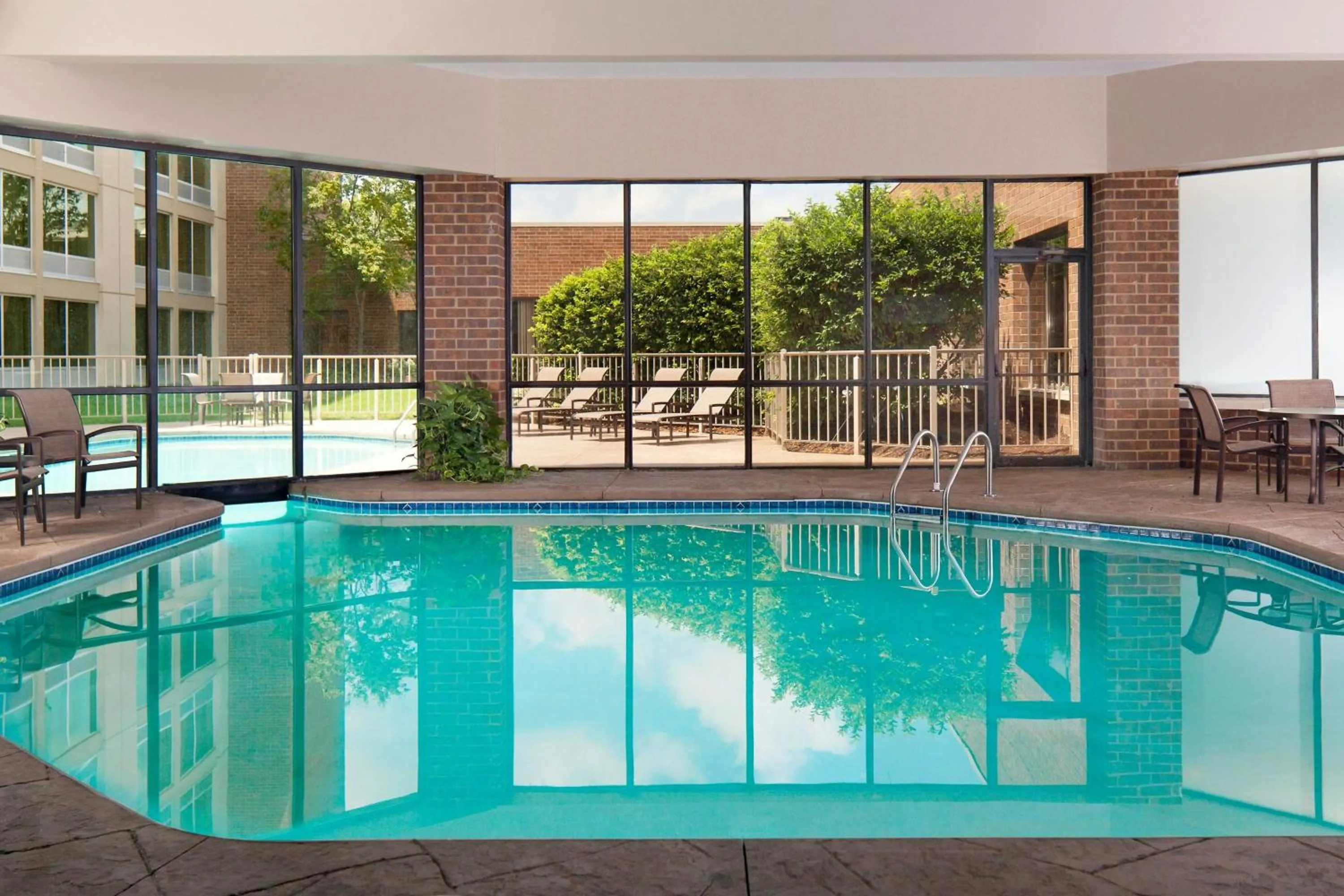 Swimming pool in Sheraton Ann Arbor Hotel