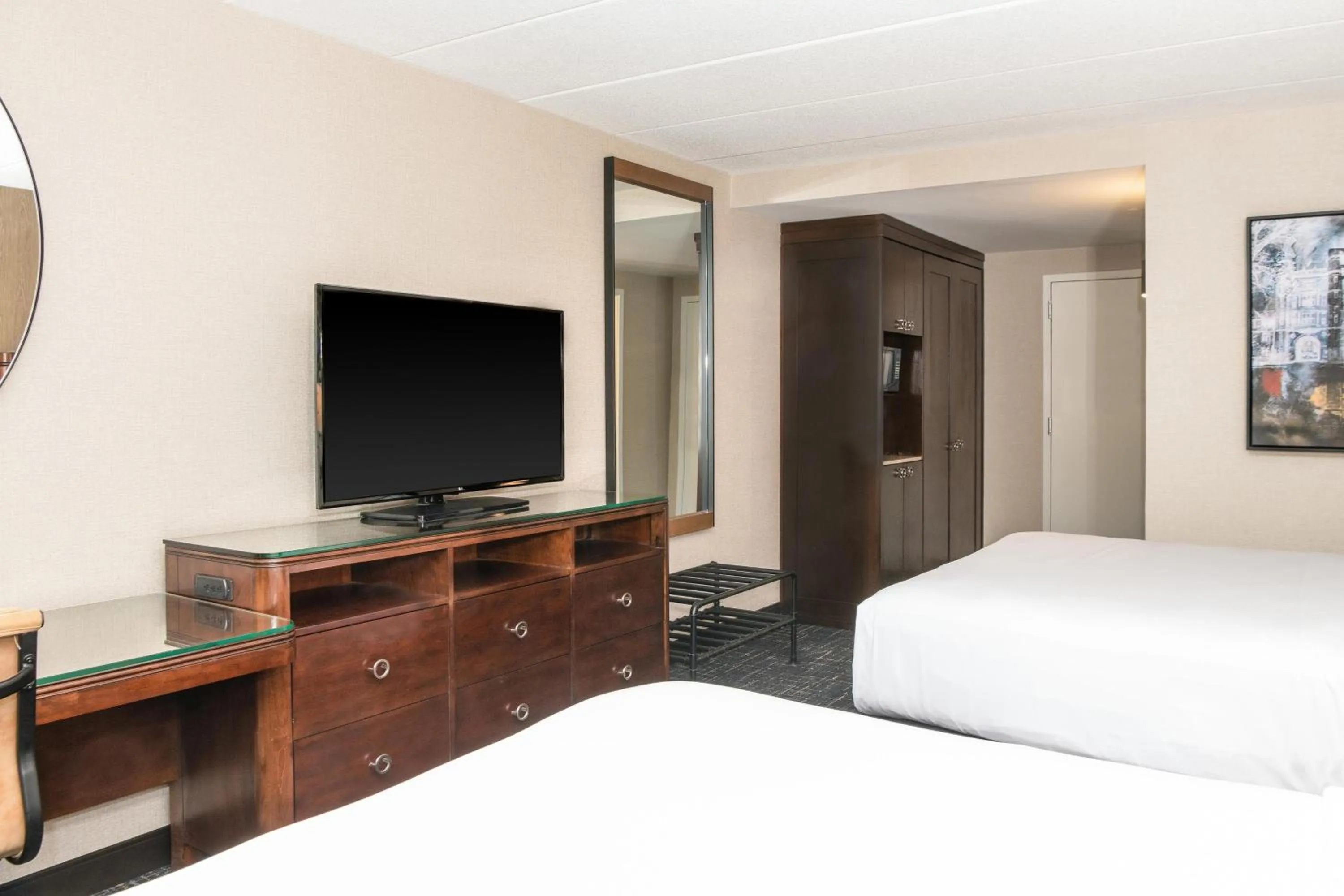 Photo of the whole room, Bed in Sheraton Ann Arbor Hotel