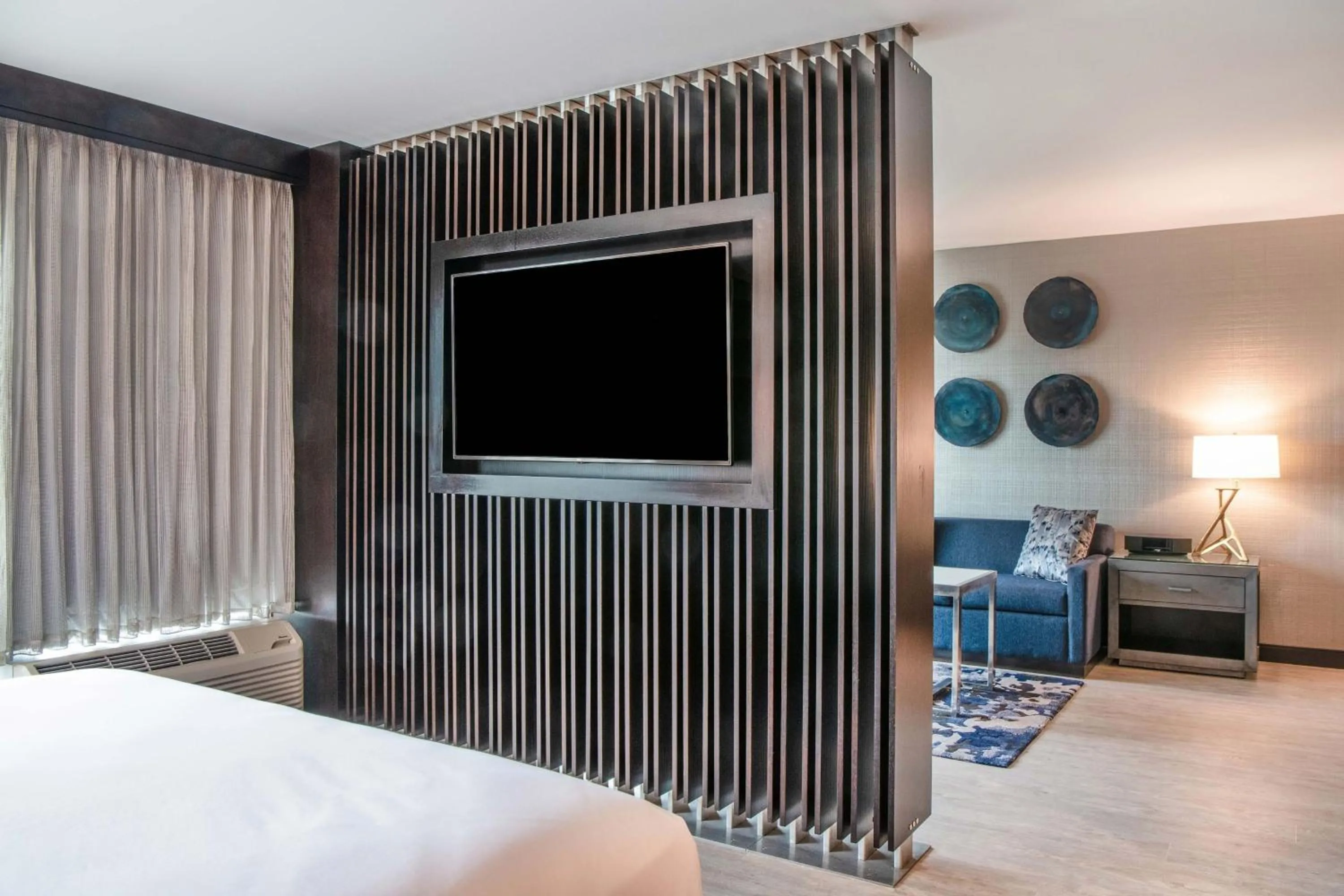 Bedroom, Bed in Sheraton Ann Arbor Hotel