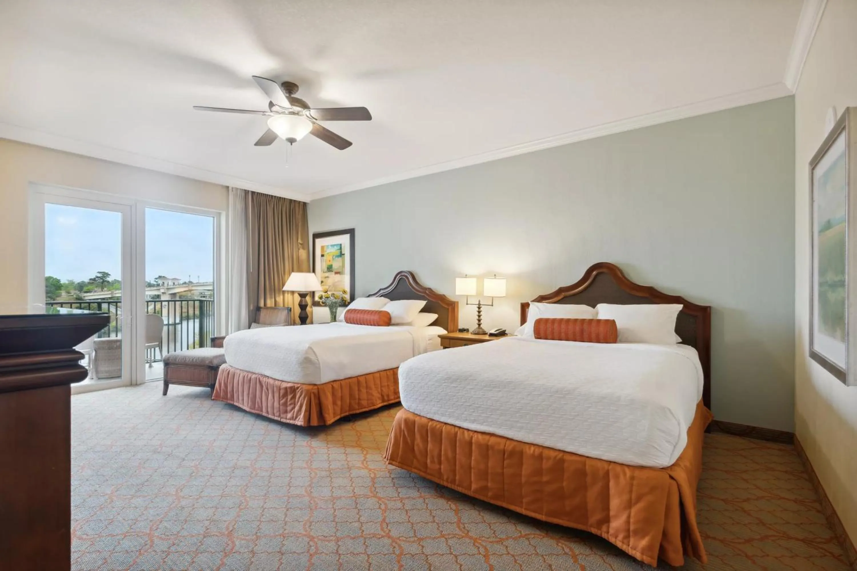 Guests, Bed in Marina Inn at Grande Dunes