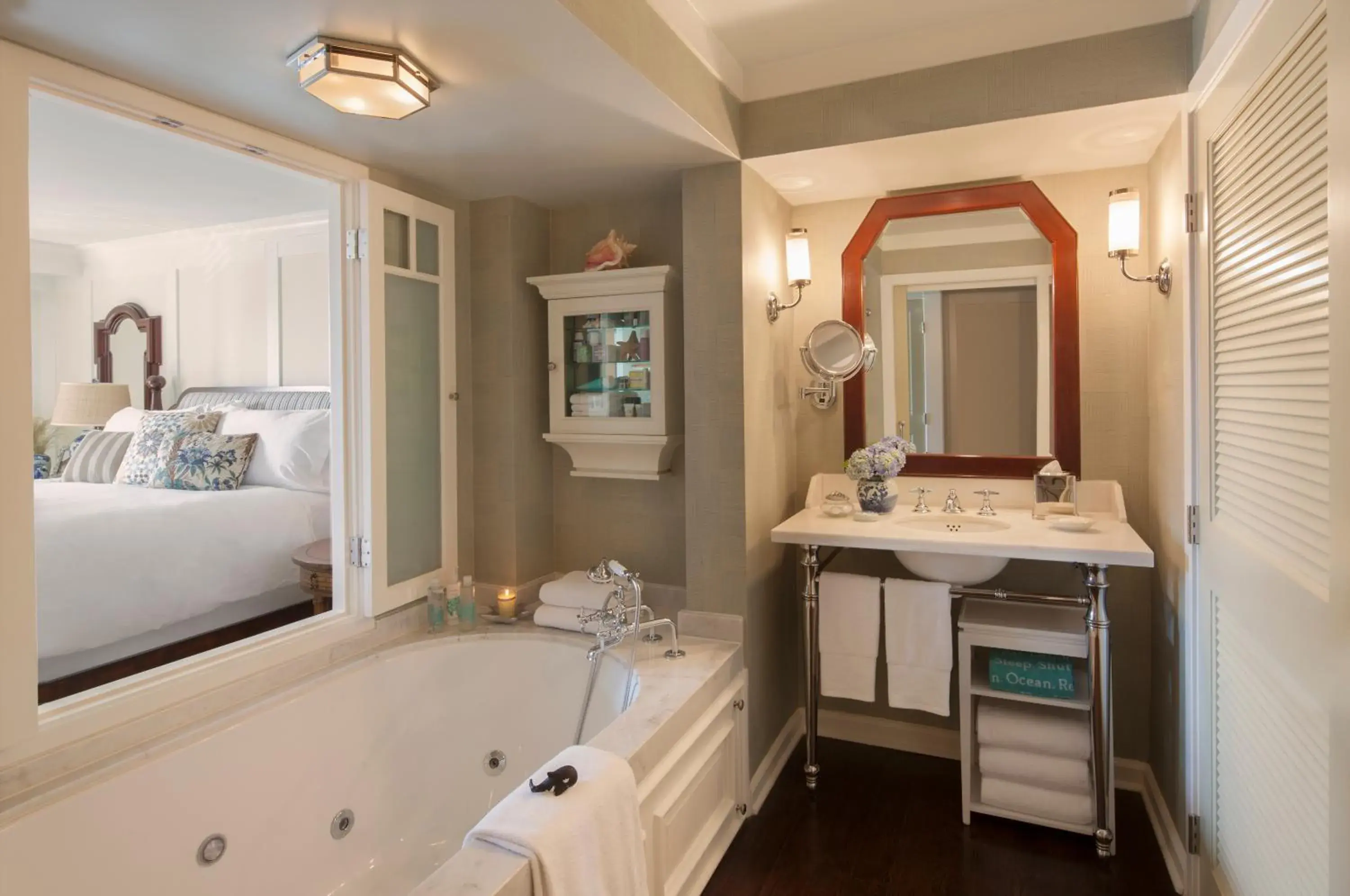 One-Bedroom Suite in Shutters On The Beach One-Bedroom Suite in Shutters On The Beach