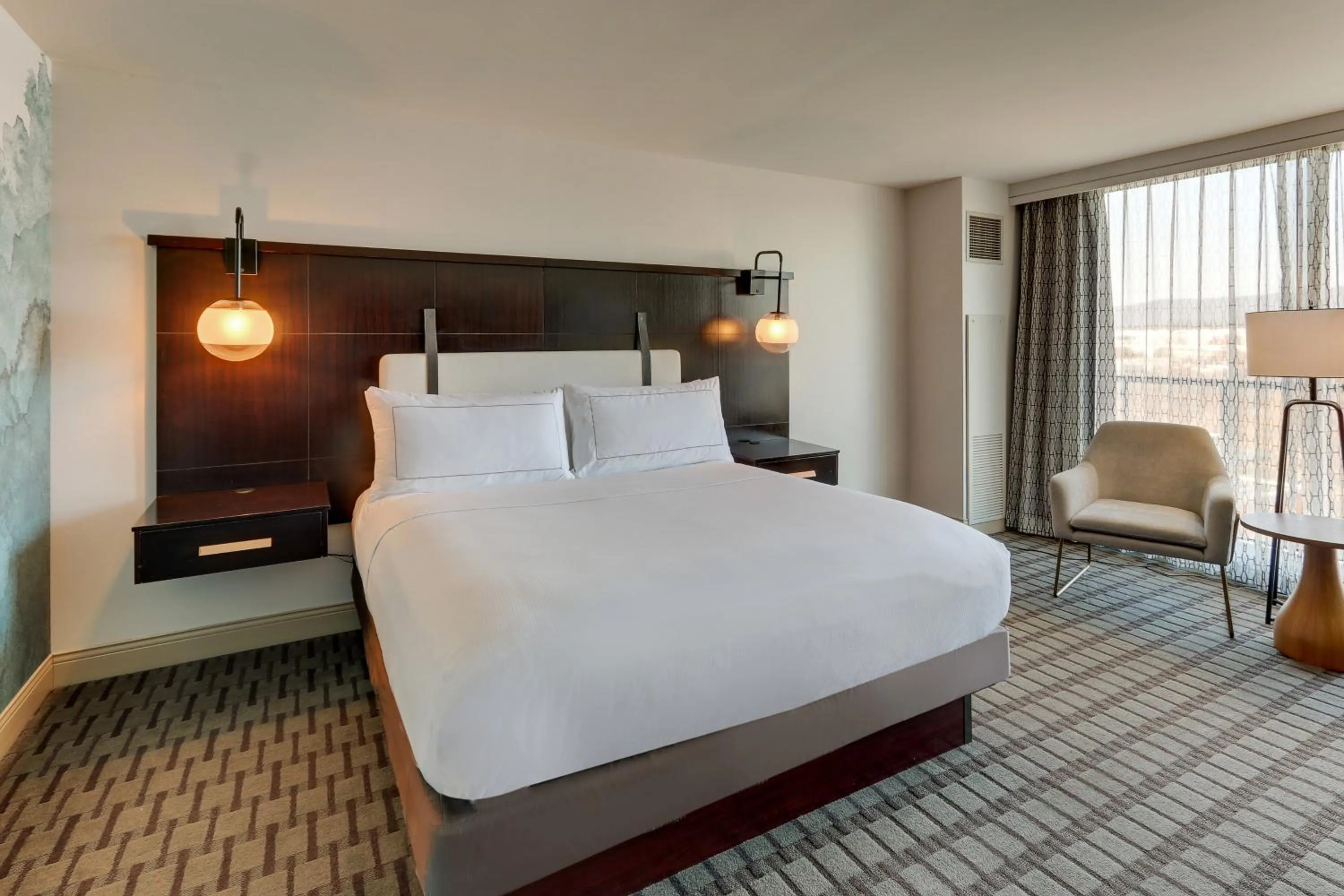 Bed in The Chattanoogan Hotel, Curio Collection By Hilton