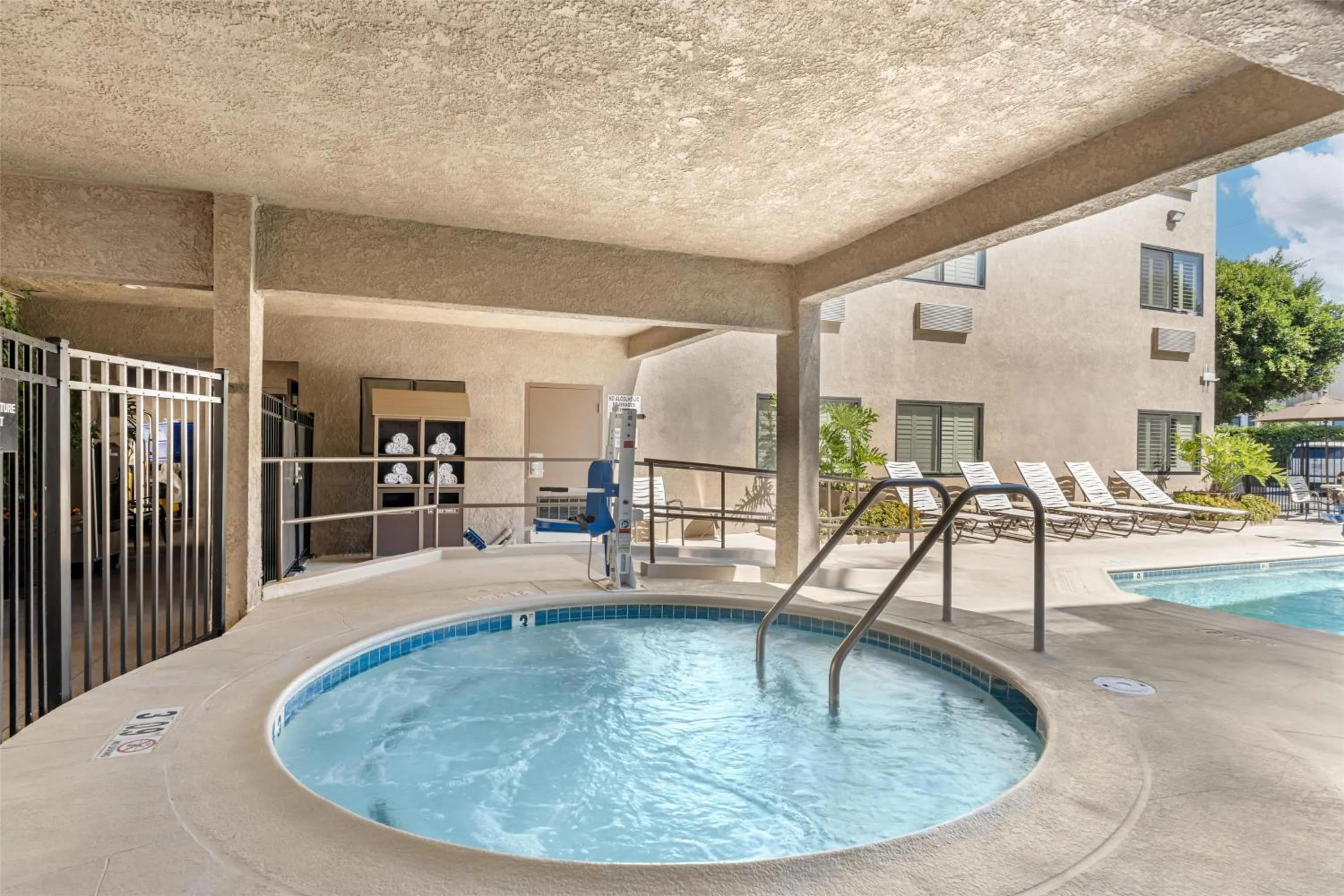 Pool view in Best Western Plus Park Place Inn - Mini Suites