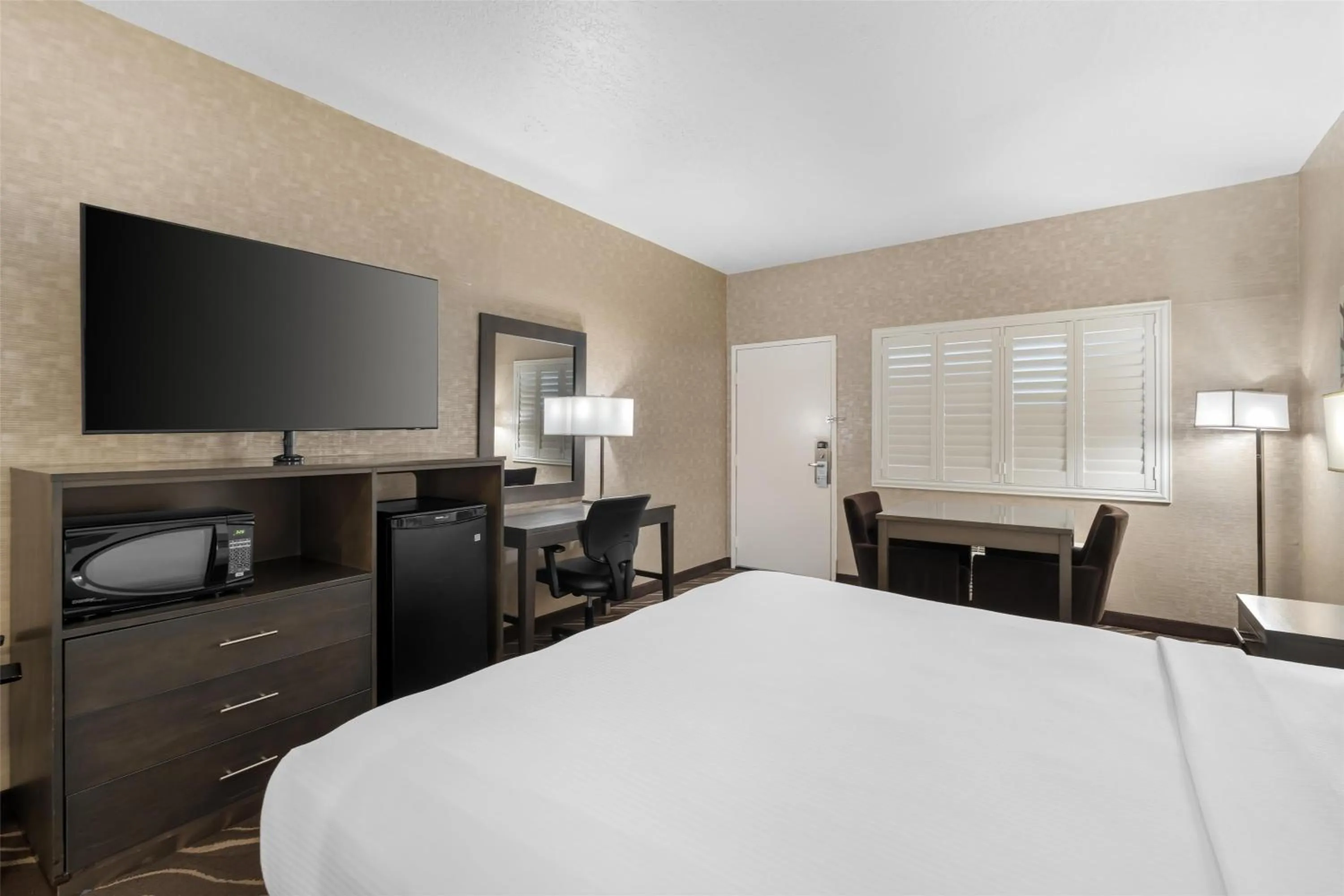 Bedroom, Bed in Best Western Plus Park Place Inn - Mini Suites