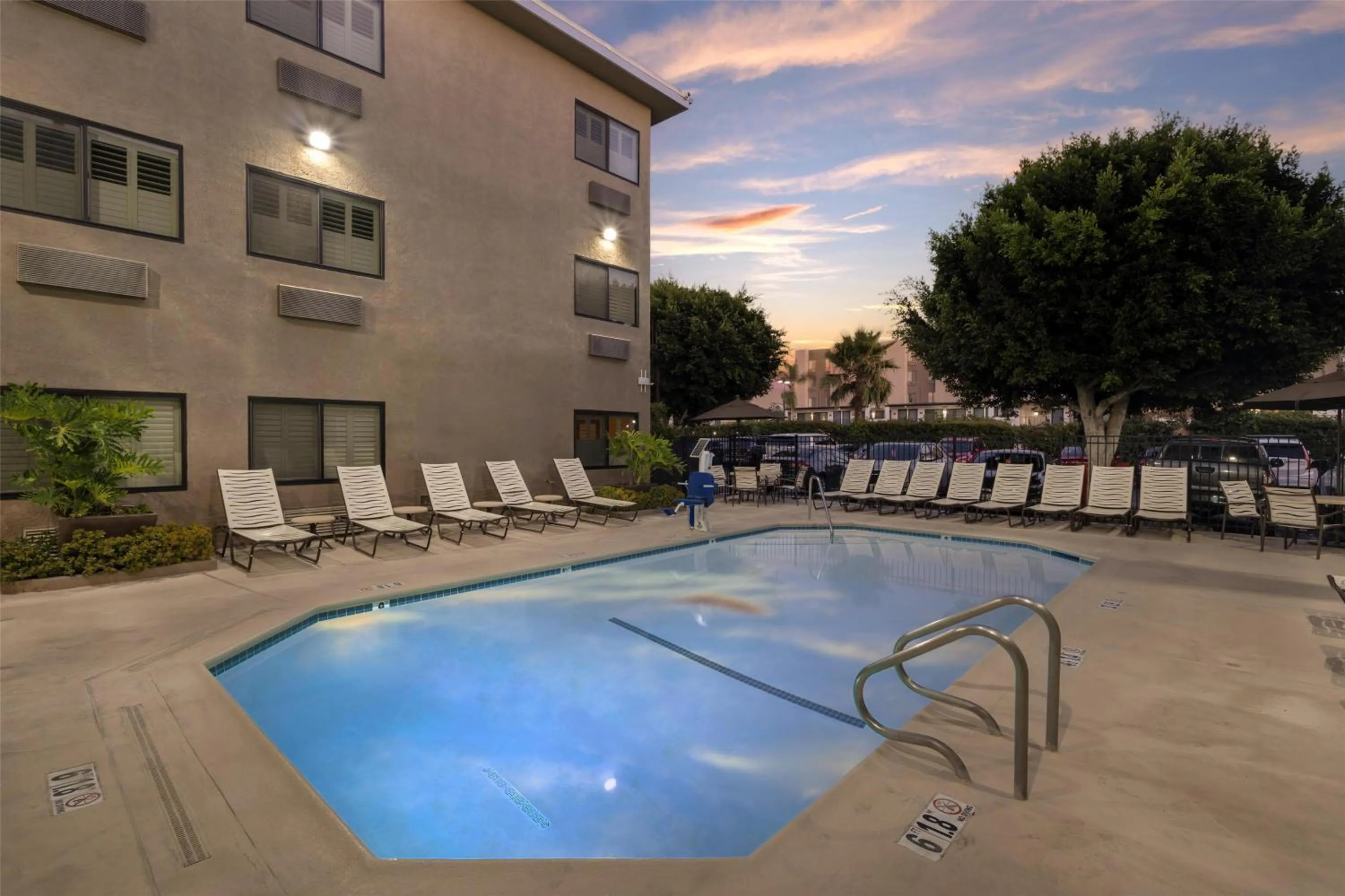 Pool view in Best Western Plus Park Place Inn - Mini Suites