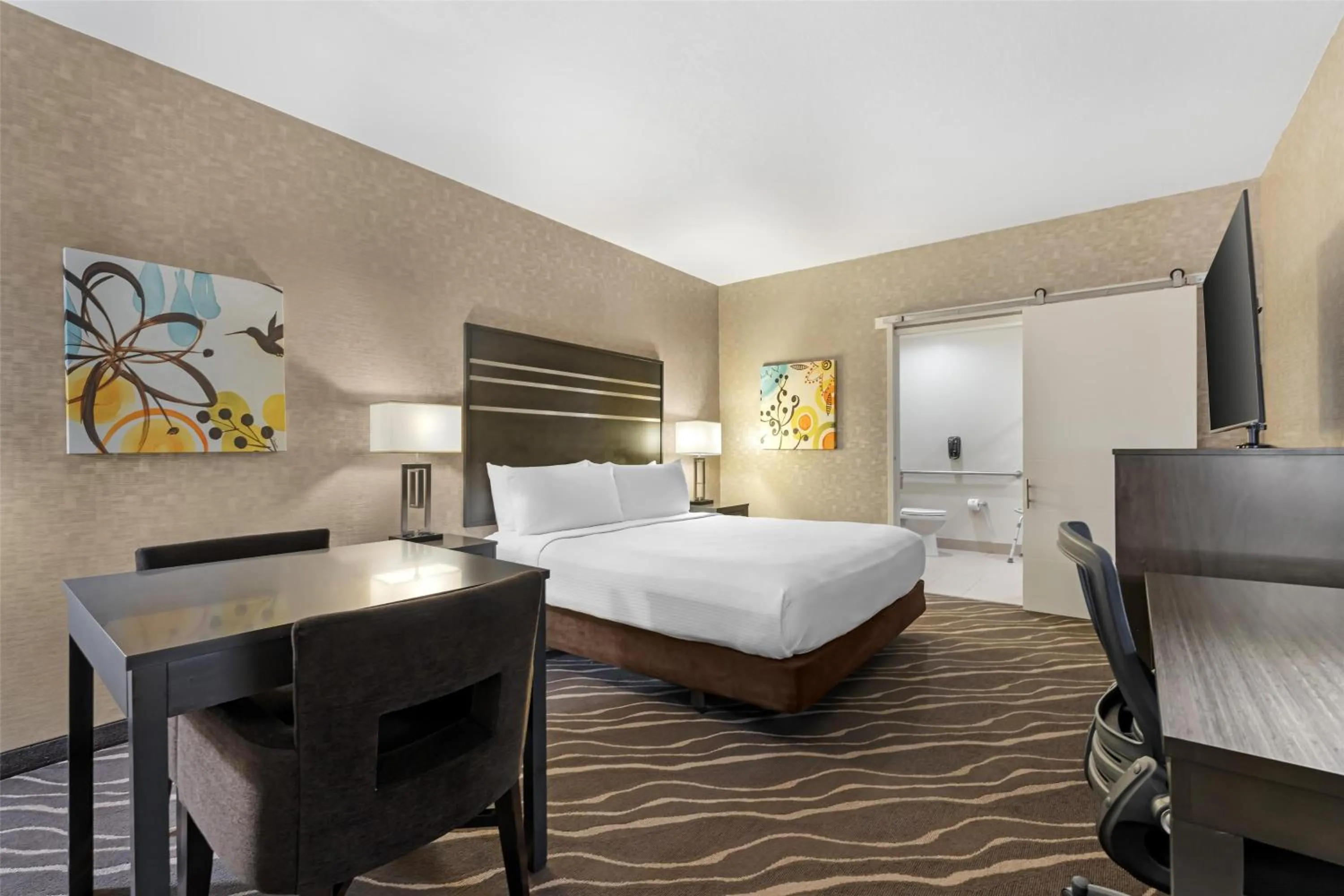 Bedroom, Bed in Best Western Plus Park Place Inn - Mini Suites