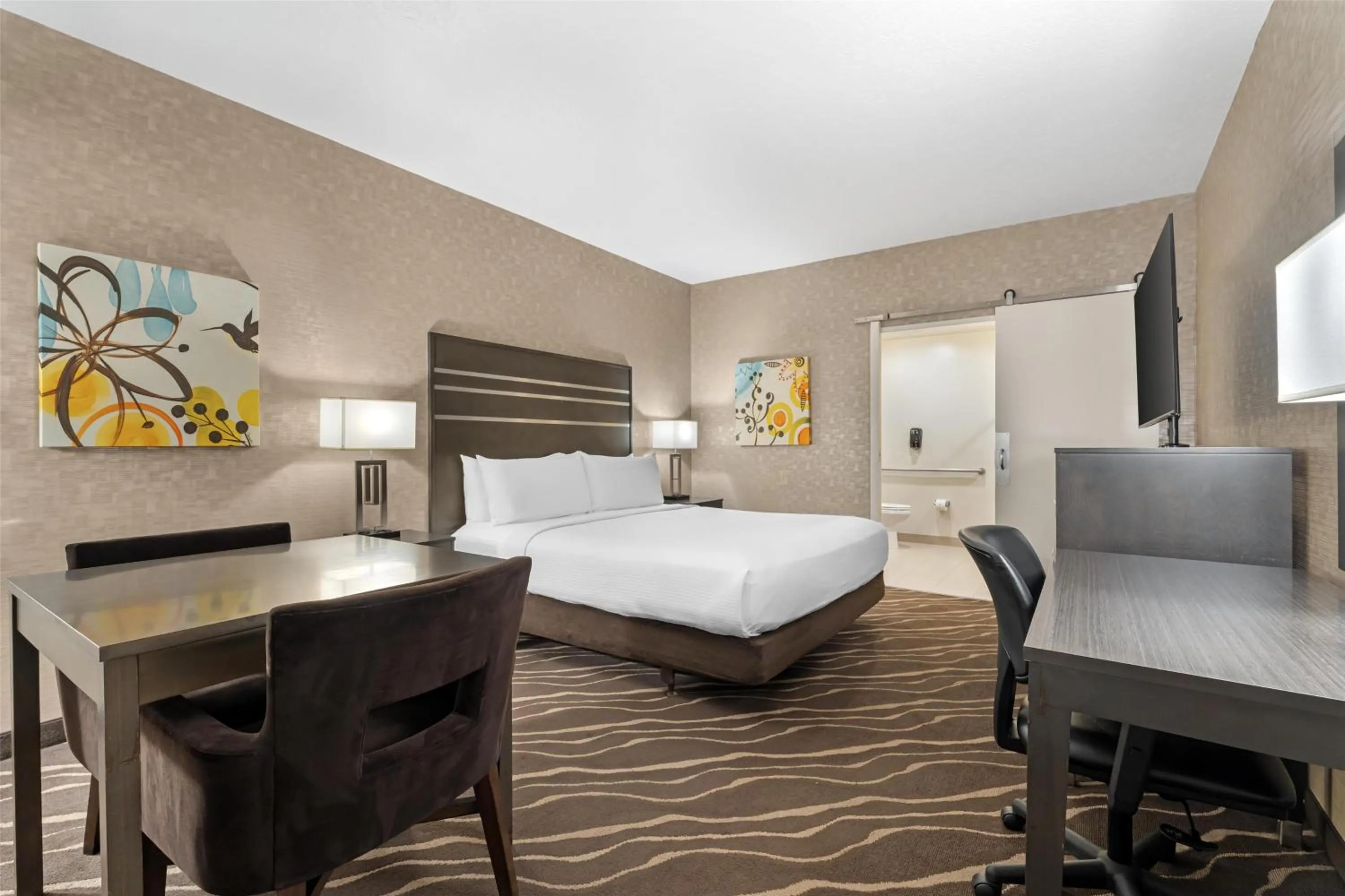 Bedroom, Bed in Best Western Plus Park Place Inn - Mini Suites