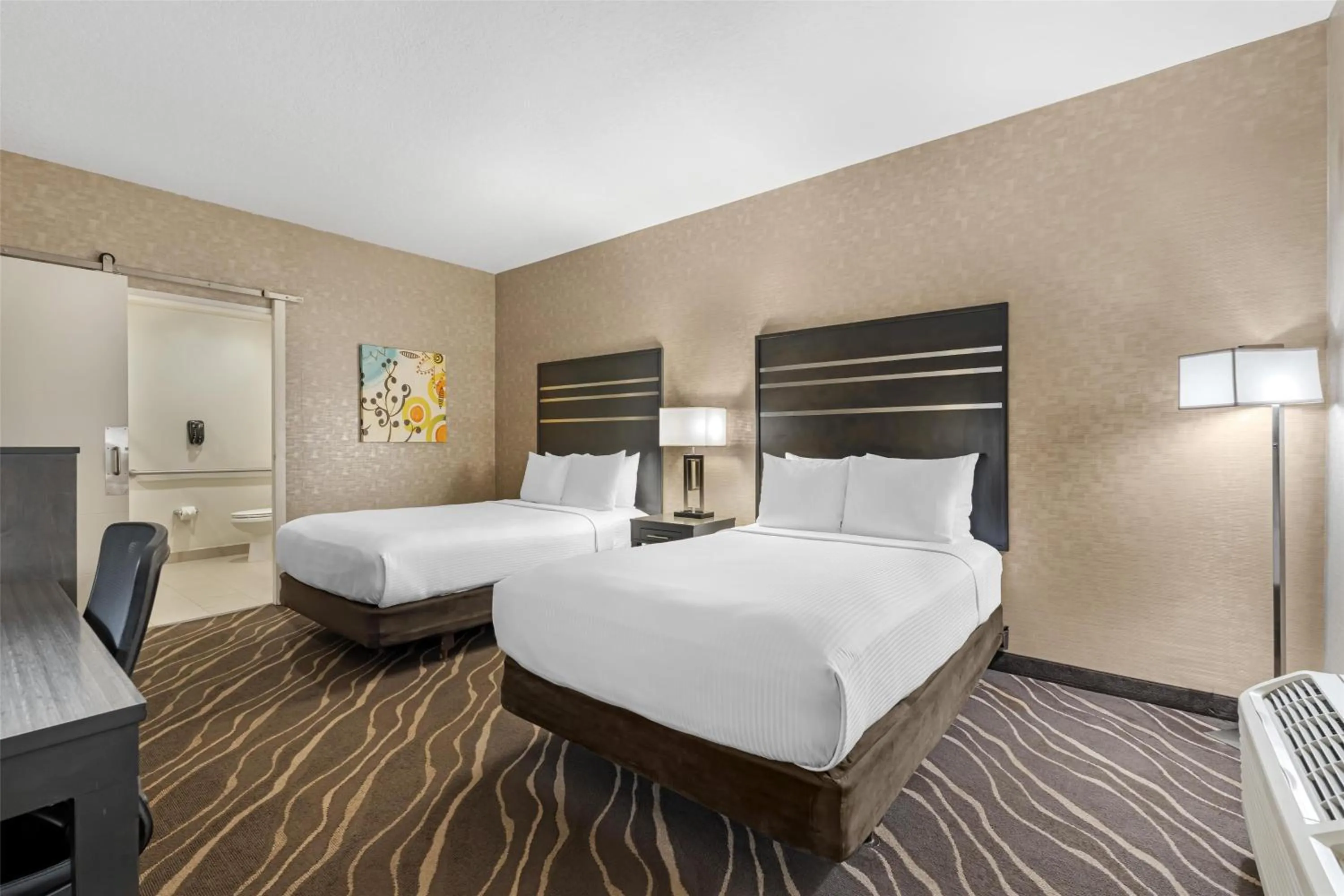 Bedroom, Bed in Best Western Plus Park Place Inn - Mini Suites