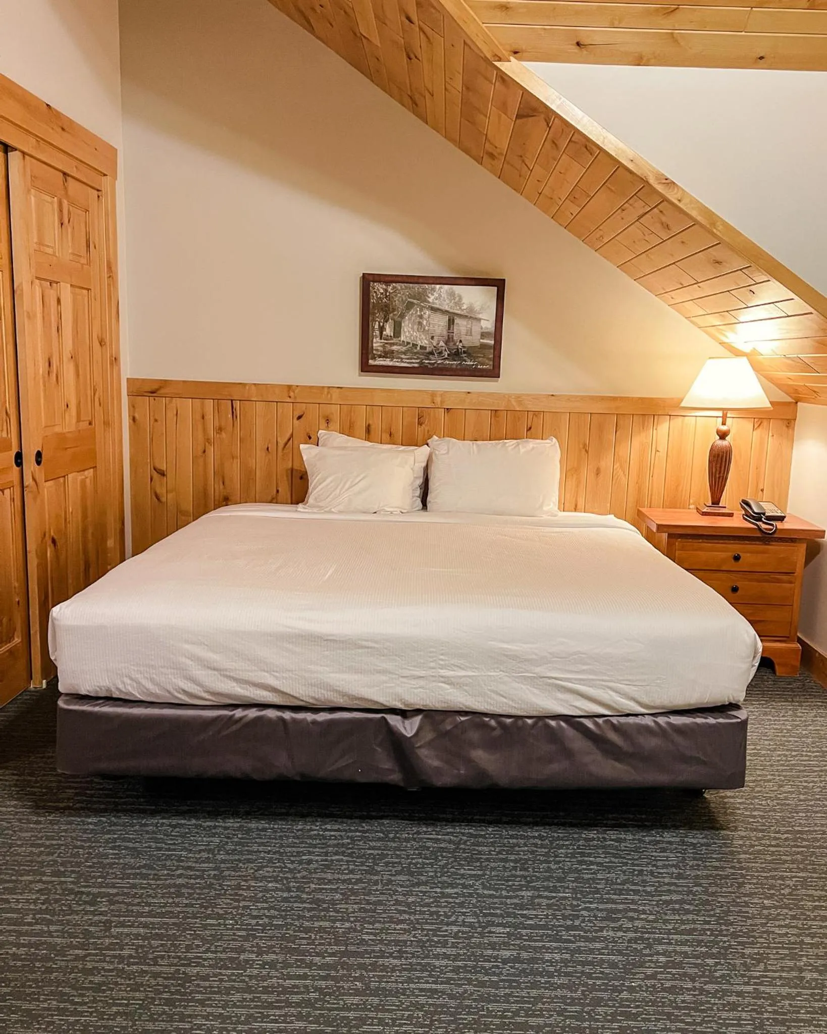 Bed in Ruttger's Bay Lake Resort