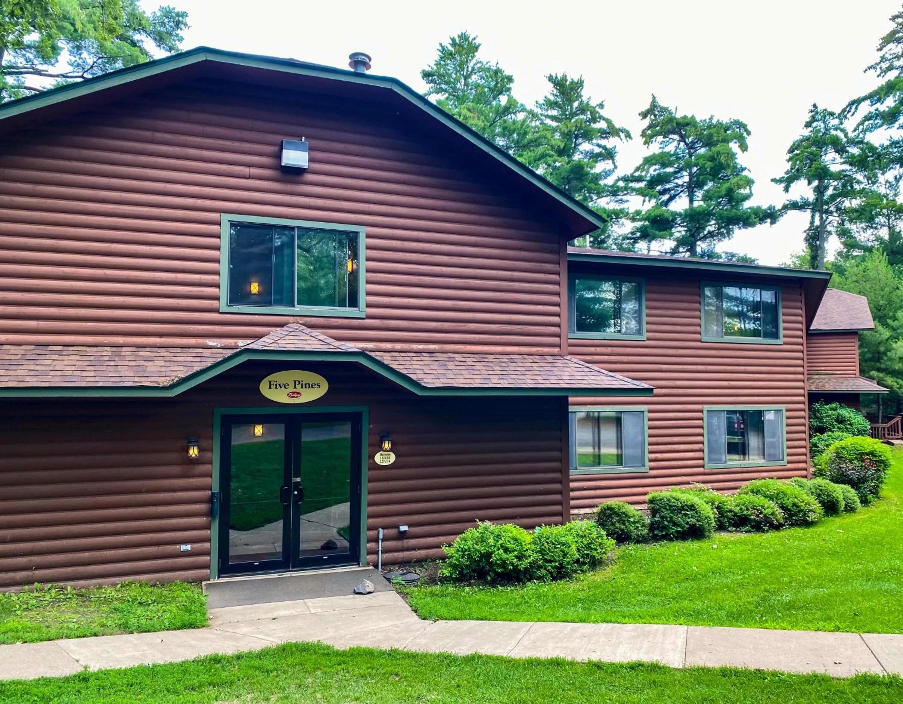 Property building in Ruttger's Bay Lake Resort