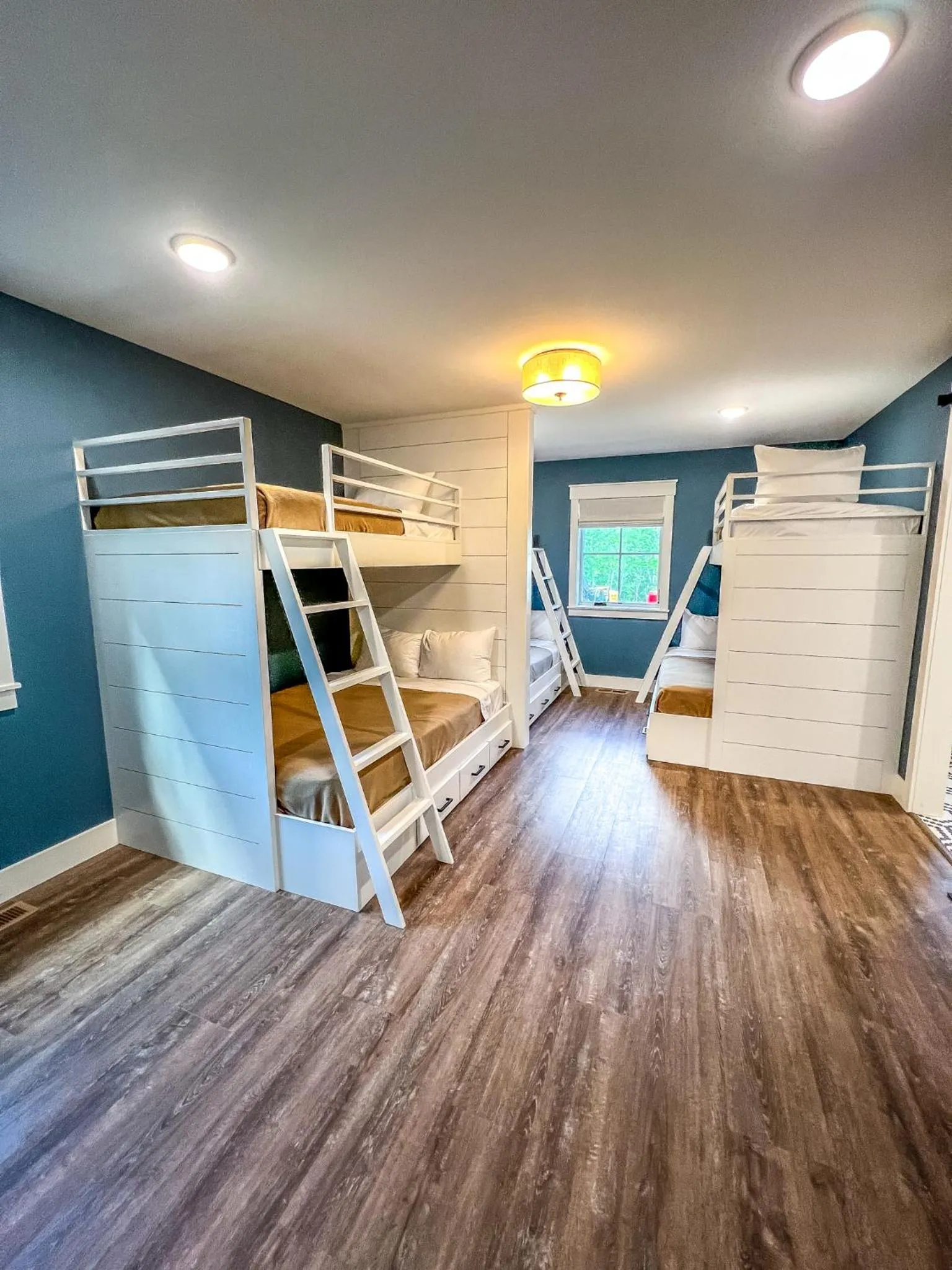 Bed in Ruttger's Bay Lake Resort