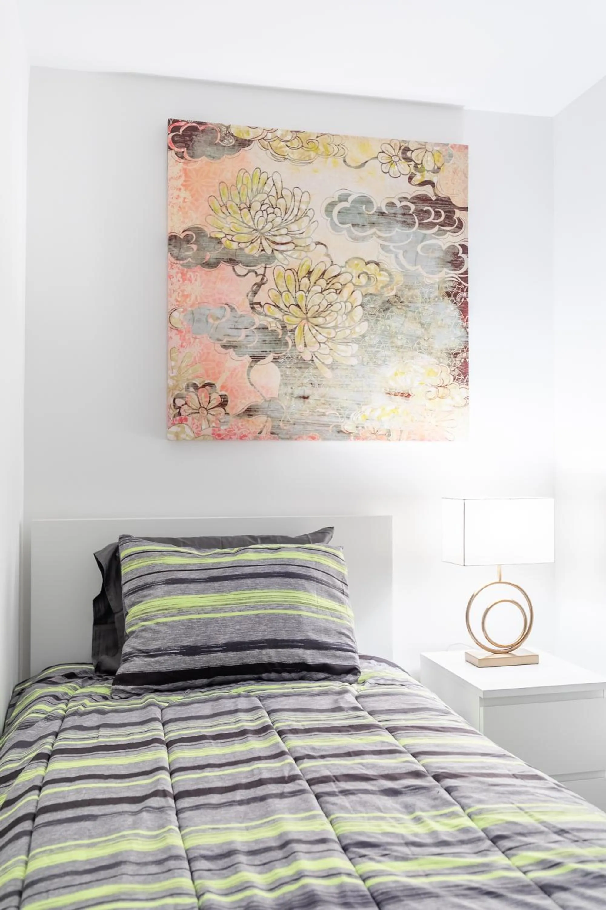 Bed in GLOBALSTAY Charming Yorkville Aprt