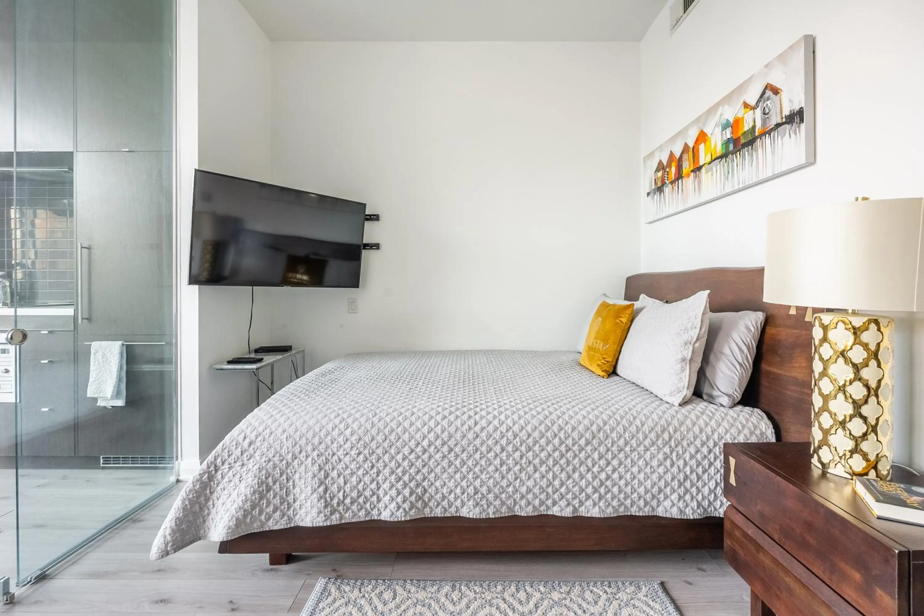 Bed in GLOBALSTAY Charming Yorkville Aprt