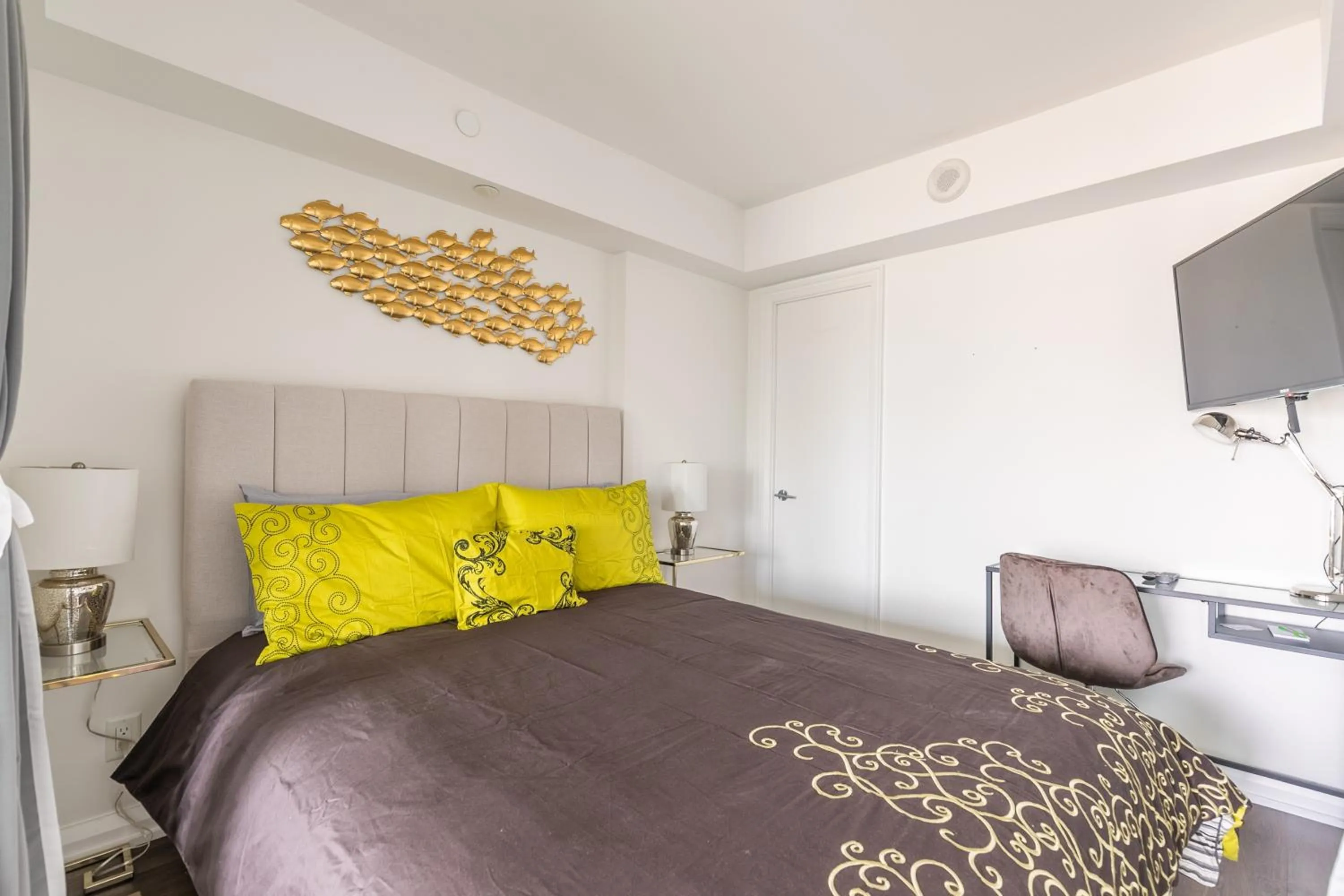 Bed in GLOBALSTAY Charming Yorkville Aprt