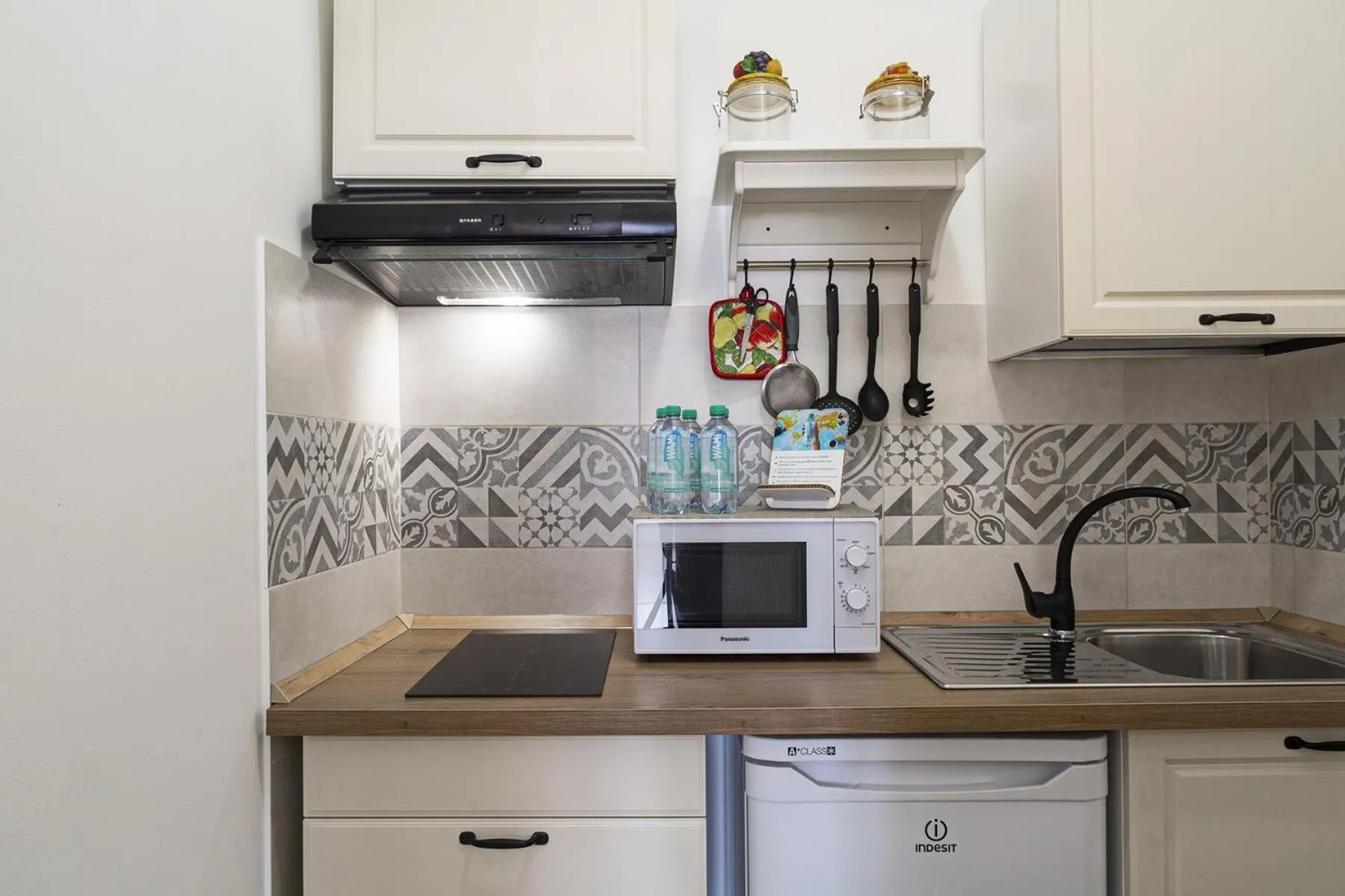 Kitchen or kitchenette in Casa Rosa al Molo by Wonderful Italy
