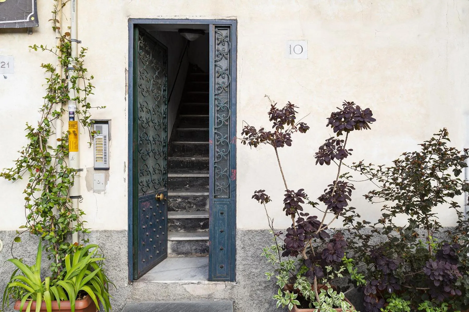 Facade/entrance in Casa Rosa al Molo by Wonderful Italy