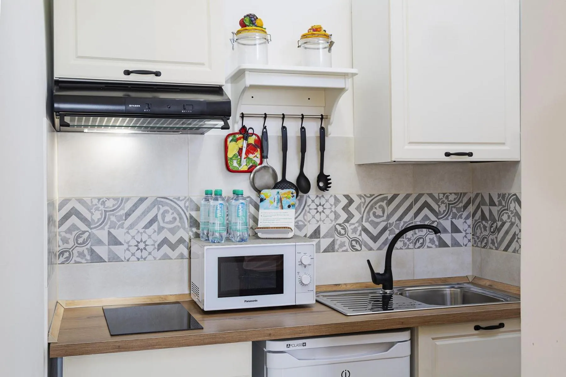 Kitchen or kitchenette in Casa Rosa al Molo by Wonderful Italy