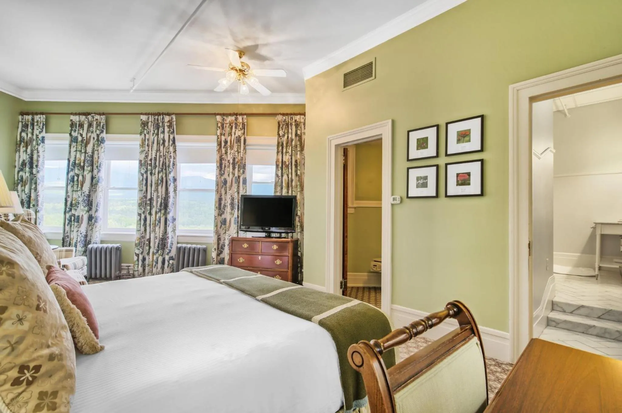 Photo of the whole room, Bed in Omni Mount Washington Resort & Spa