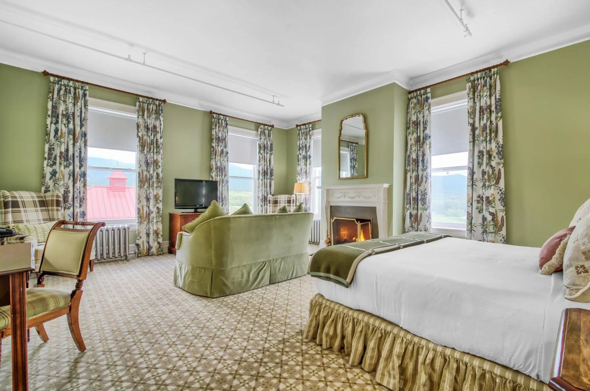 Photo of the whole room, Bed in Omni Mount Washington Resort & Spa
