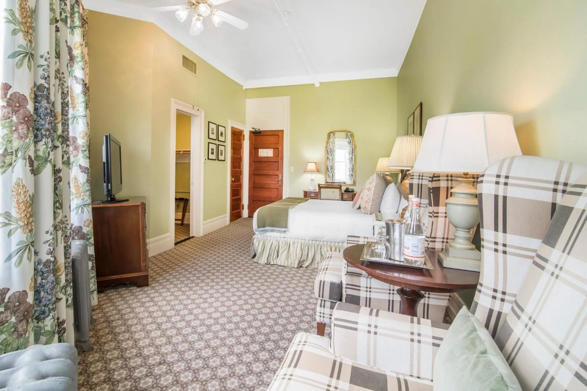 Photo of the whole room, Bed in Omni Mount Washington Resort & Spa