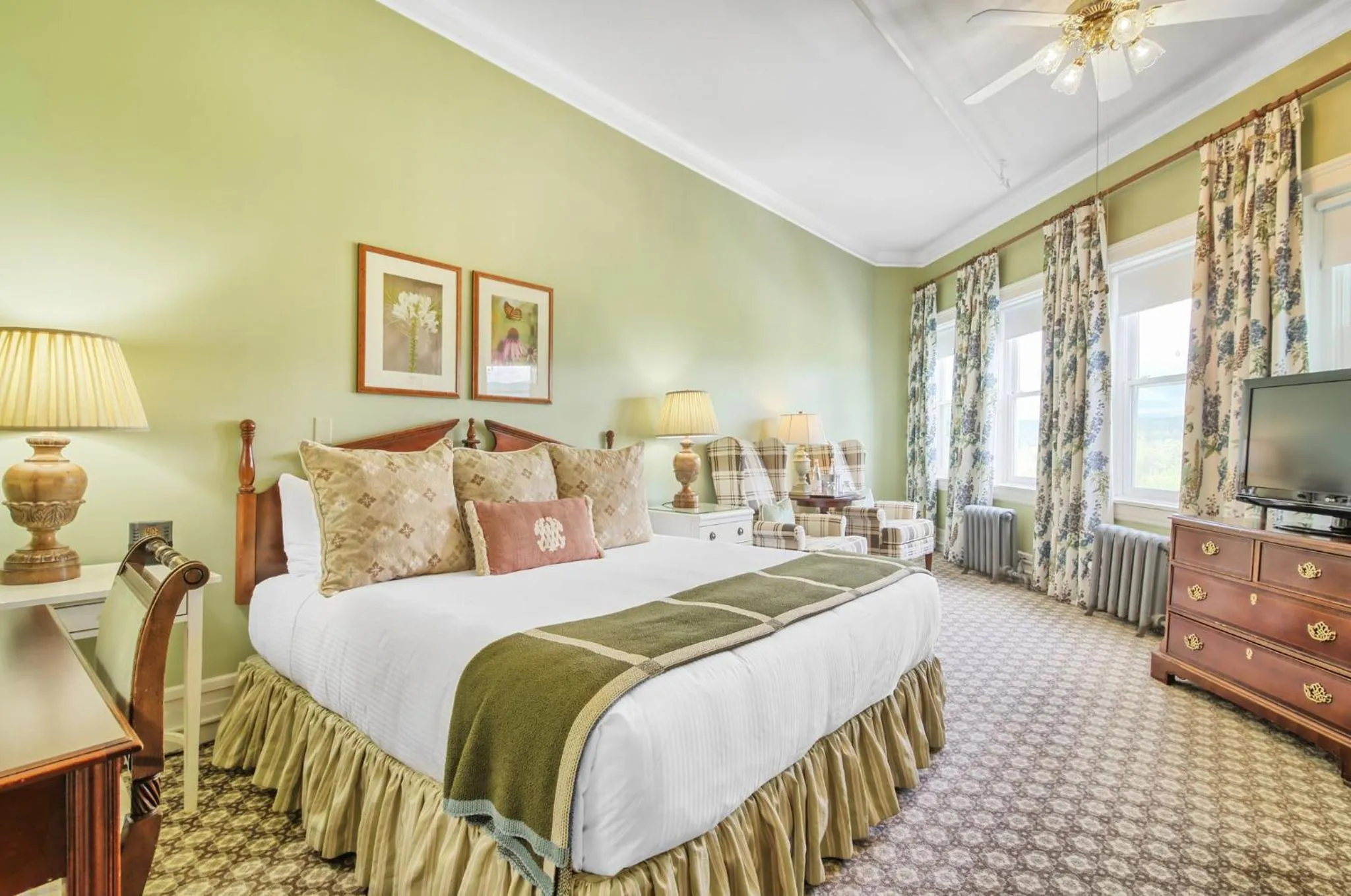 Photo of the whole room, Bed in Omni Mount Washington Resort & Spa