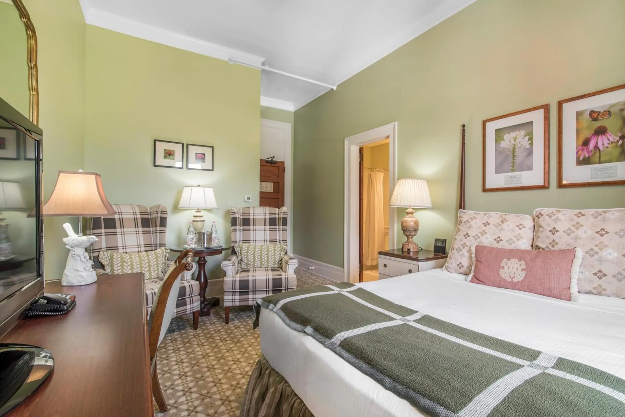 Photo of the whole room, Bed in Omni Mount Washington Resort & Spa