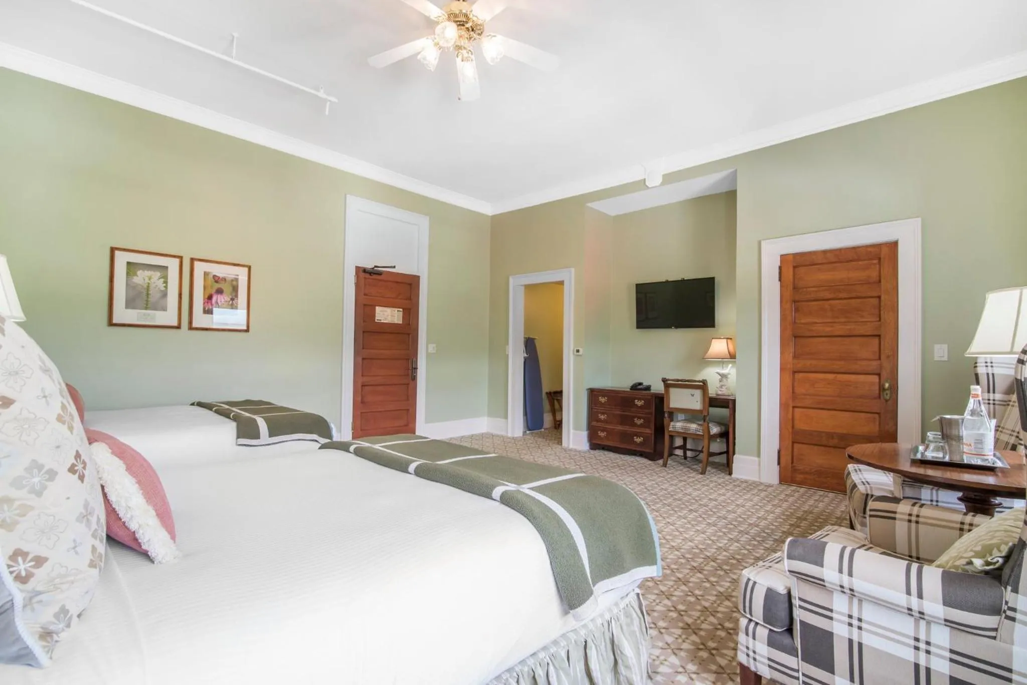 Photo of the whole room, Bed in Omni Mount Washington Resort & Spa