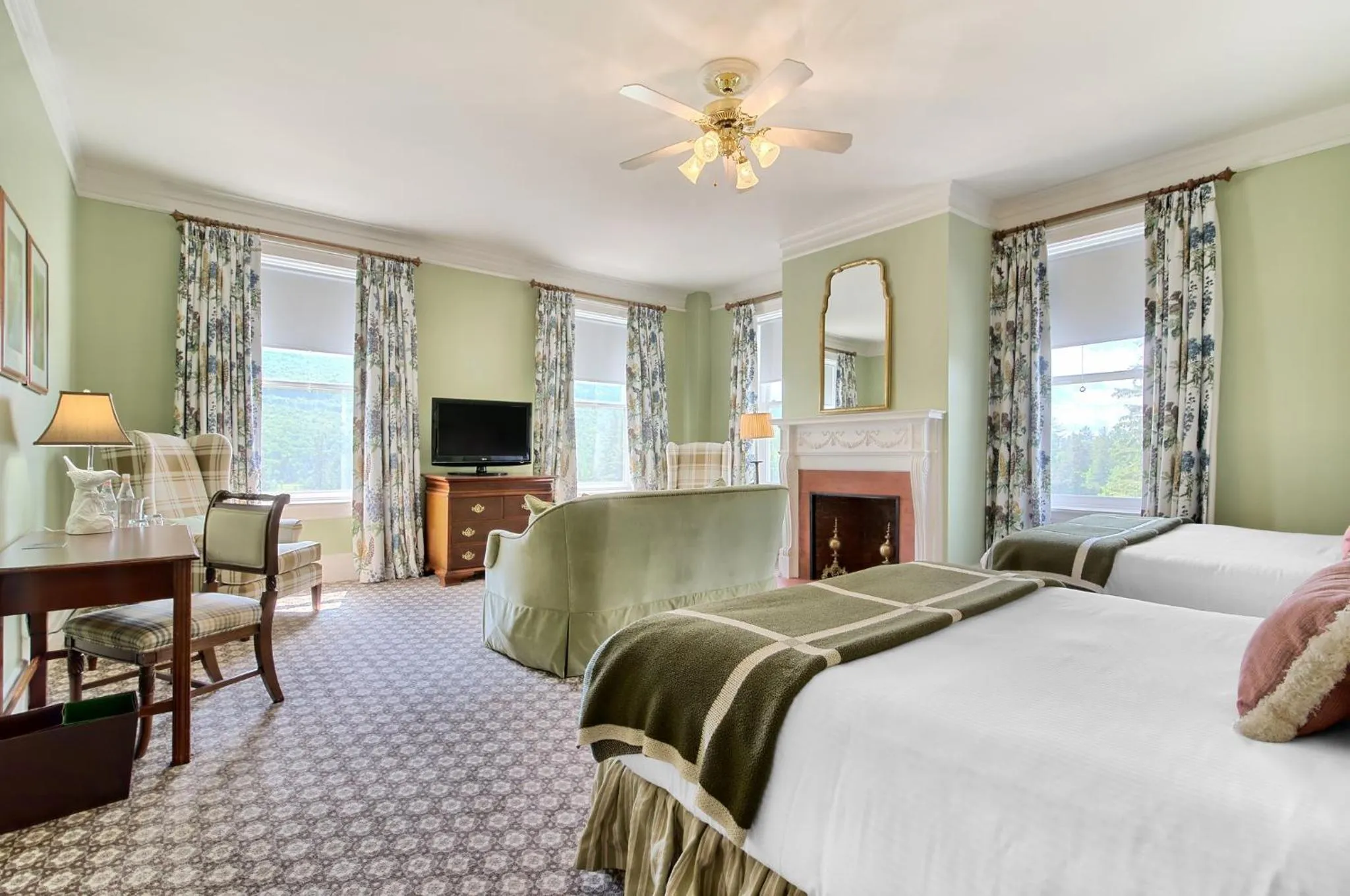 Photo of the whole room, Bed in Omni Mount Washington Resort & Spa