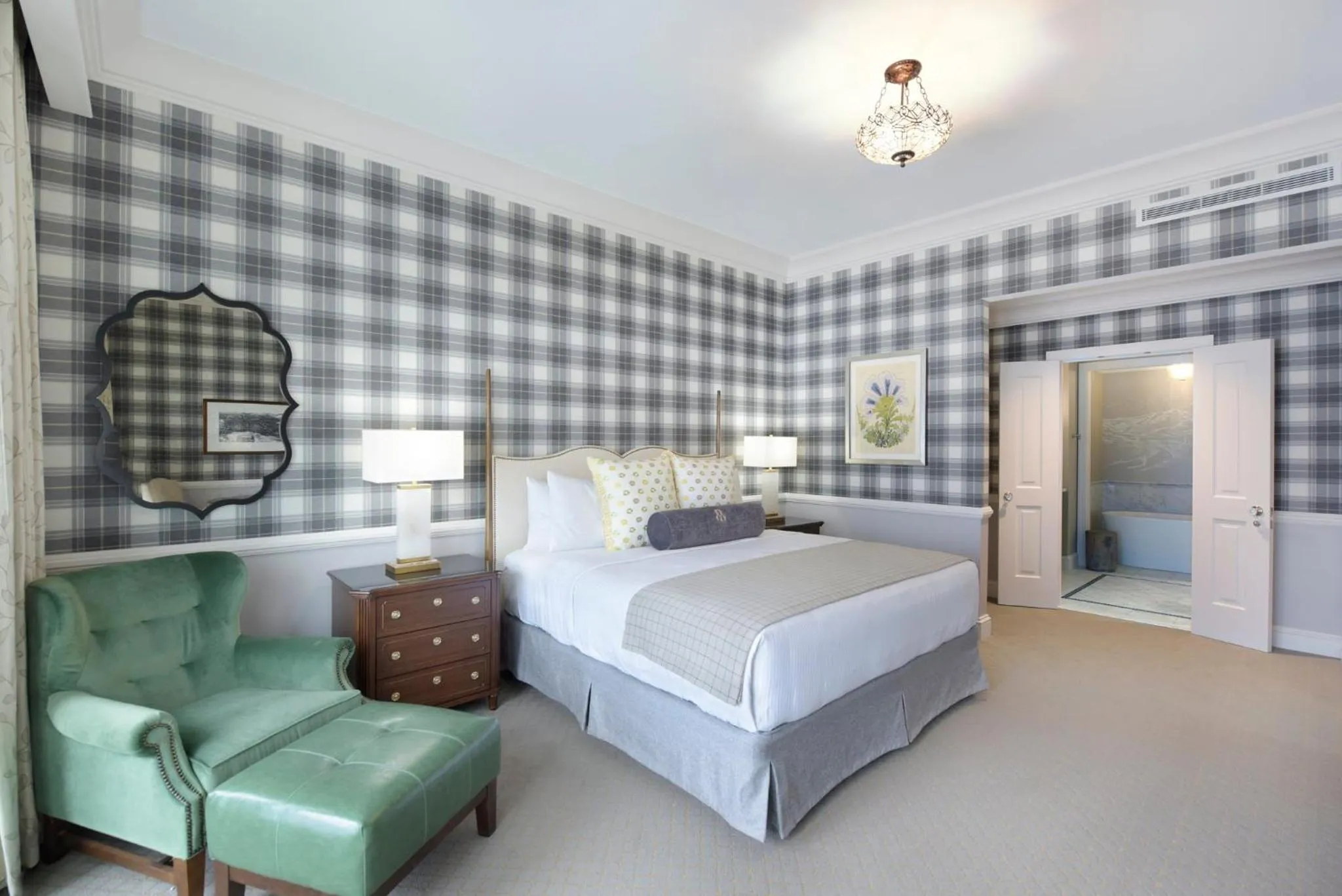 Photo of the whole room, Bed in Omni Mount Washington Resort & Spa