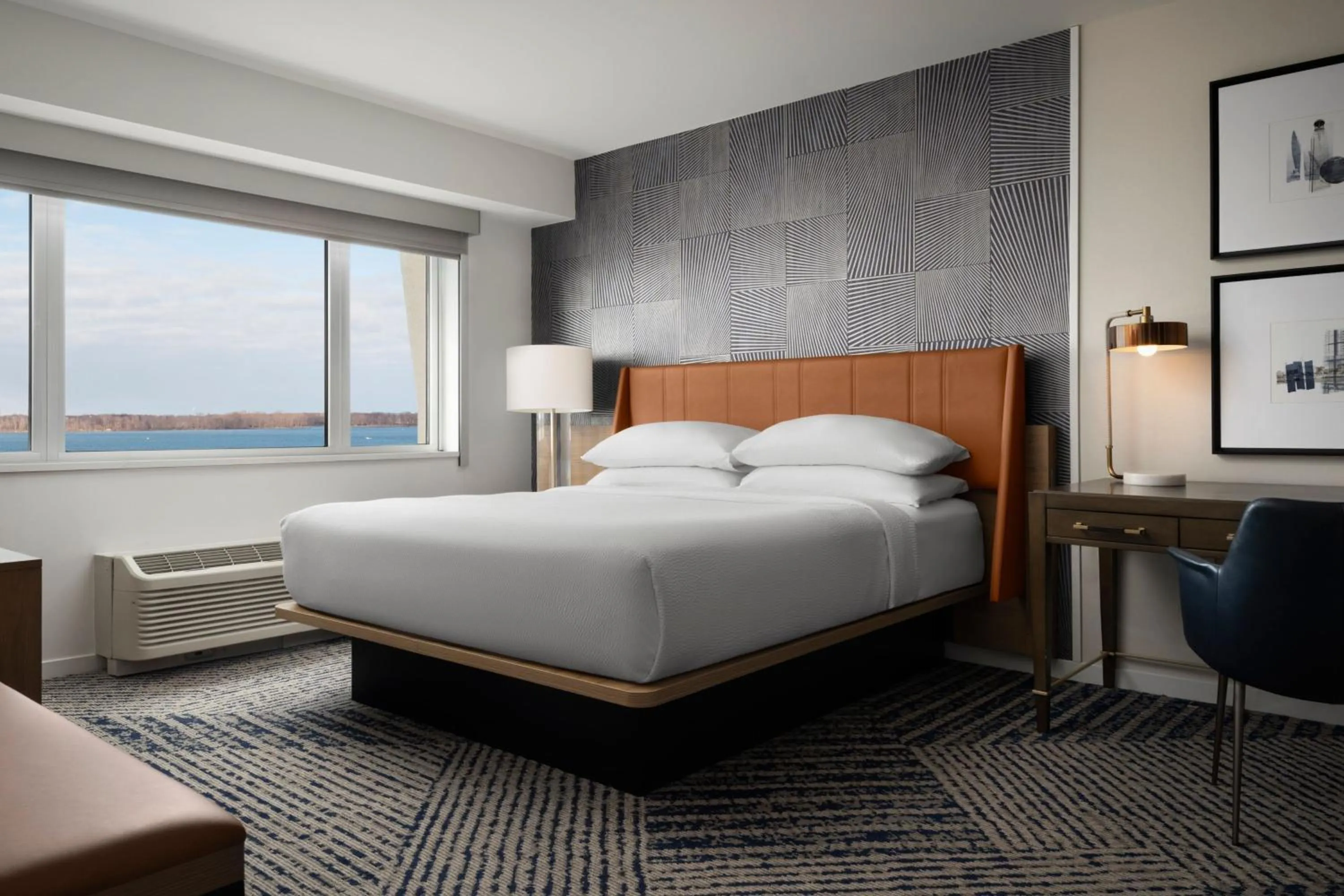 Bedroom, Bed in Sheraton Erie Bayfront Hotel