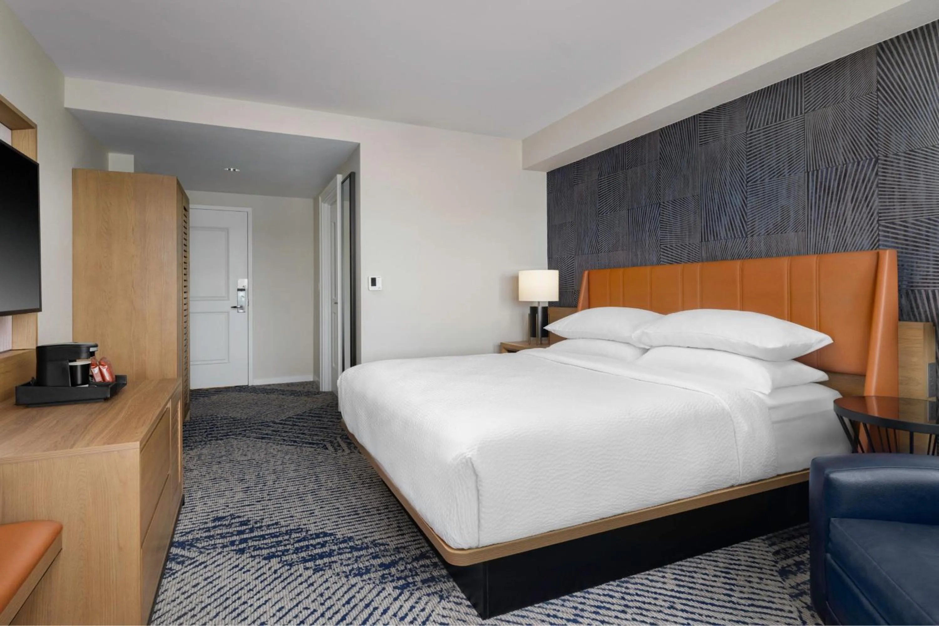 Photo of the whole room, Bed in Sheraton Erie Bayfront Hotel