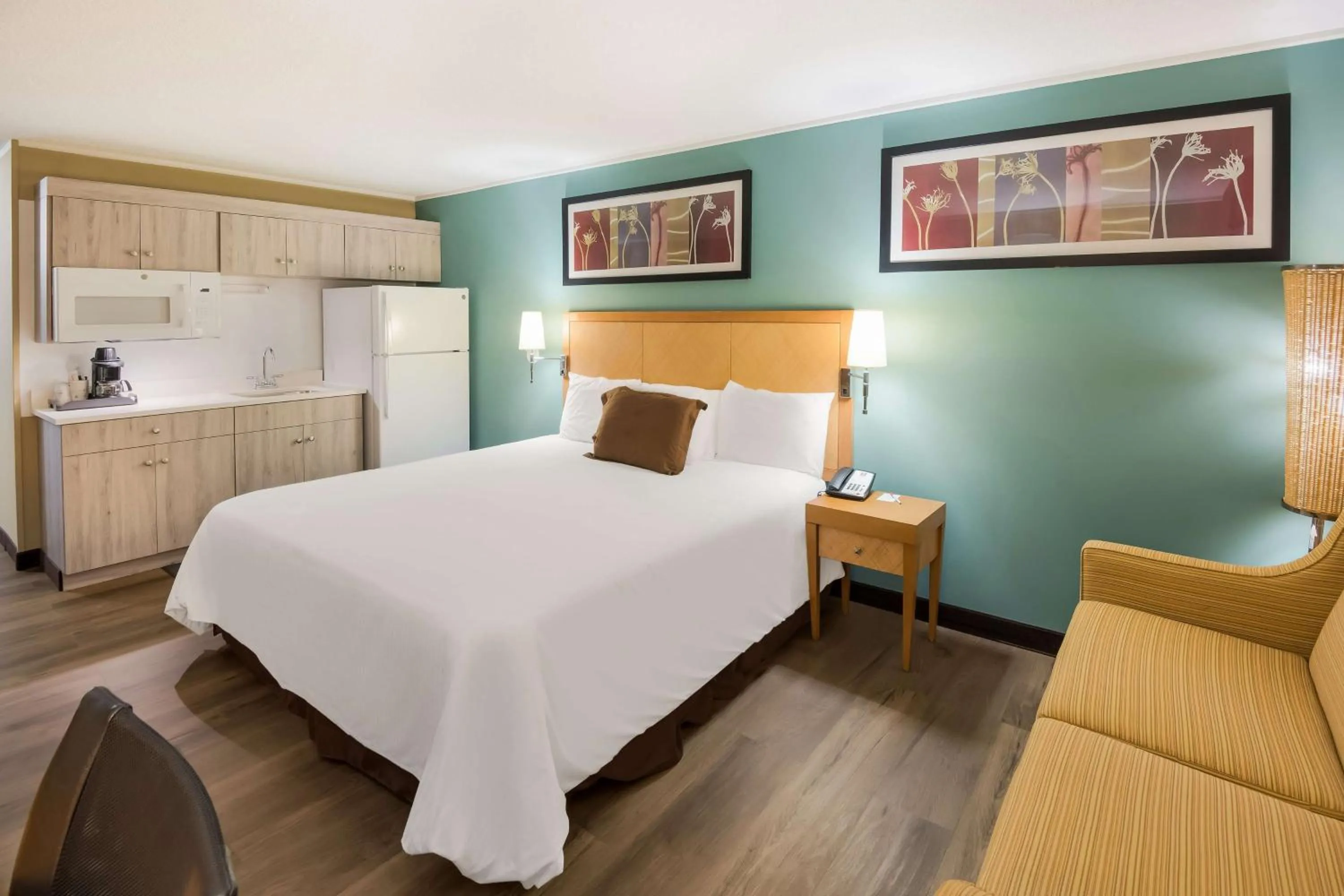 Bedroom, Bed in SureStay Plus Hotel by Best Western Jasper