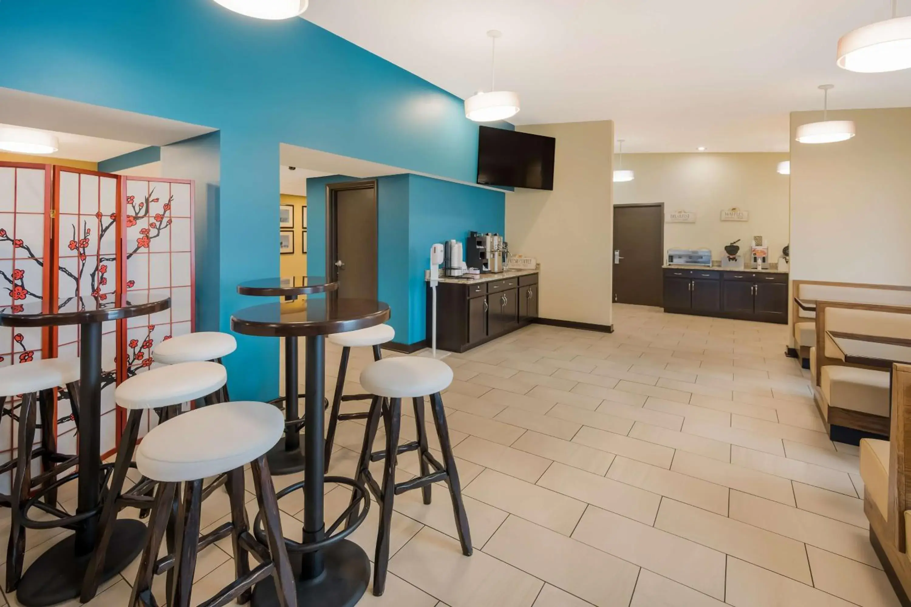 Breakfast in SureStay Plus Hotel by Best Western Jasper Breakfast in SureStay Plus Hotel by Best Western Jasper