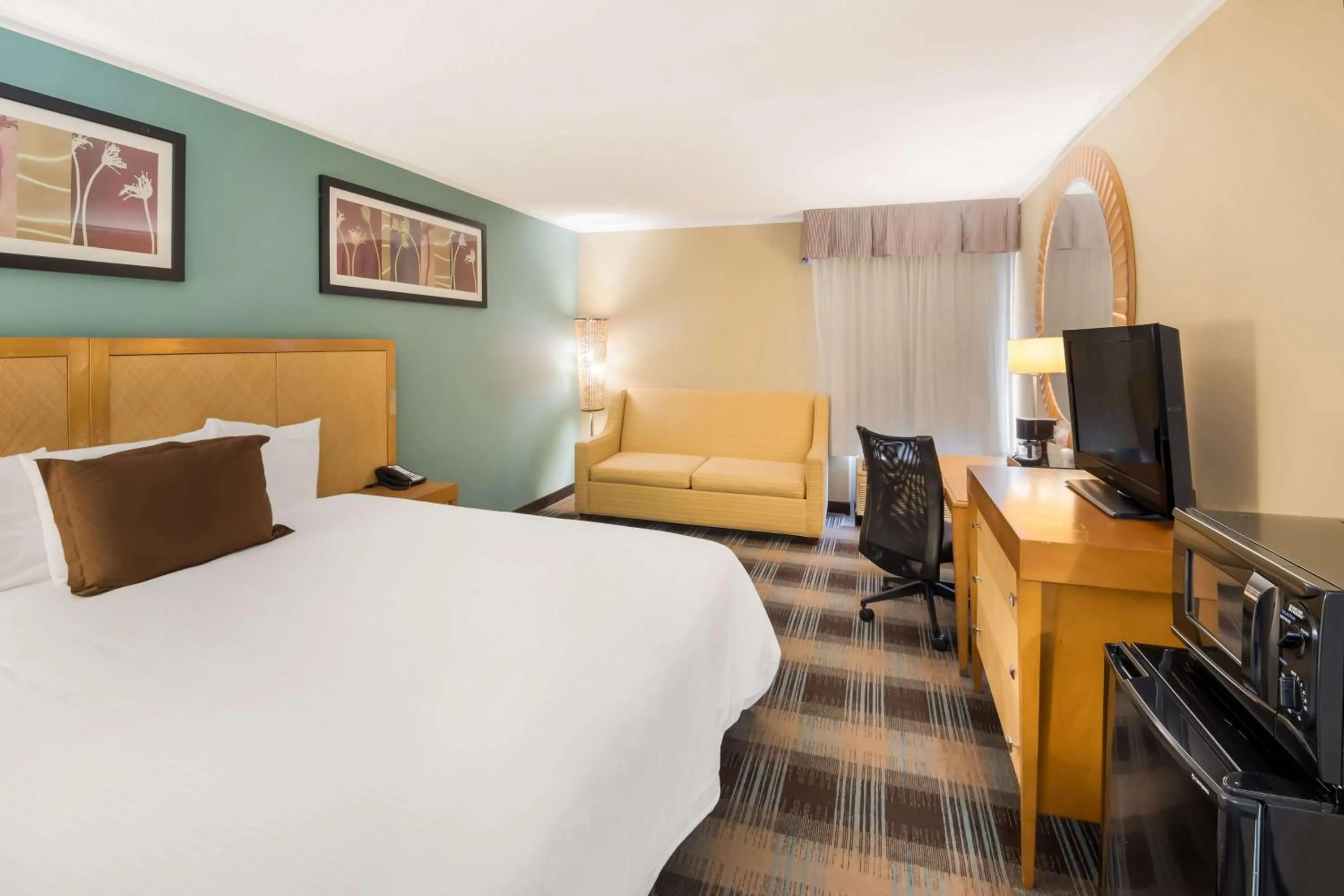 Bedroom, Bed in SureStay Plus Hotel by Best Western Jasper