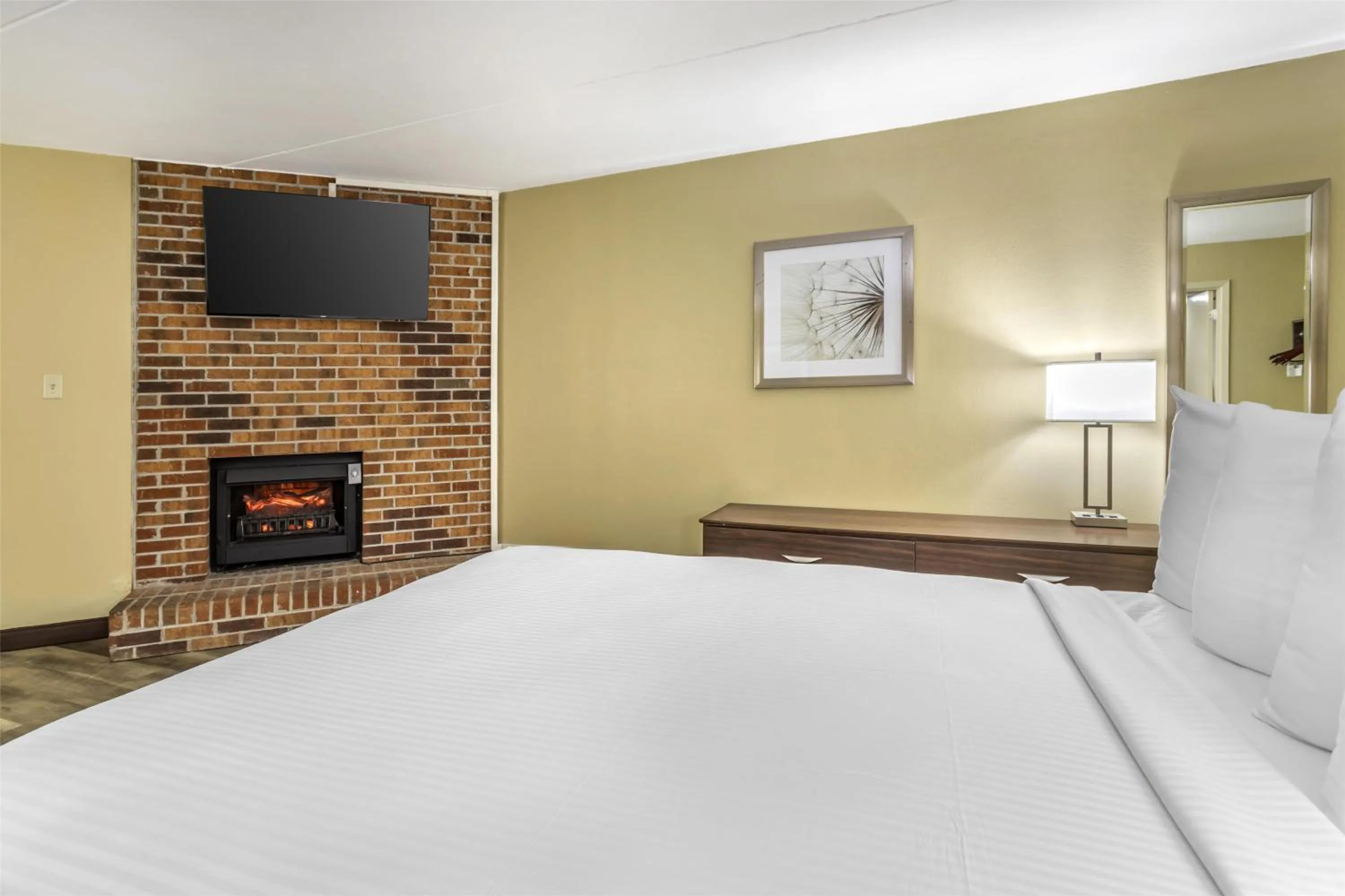 Bedroom, Bed in Best Western Plaza Inn