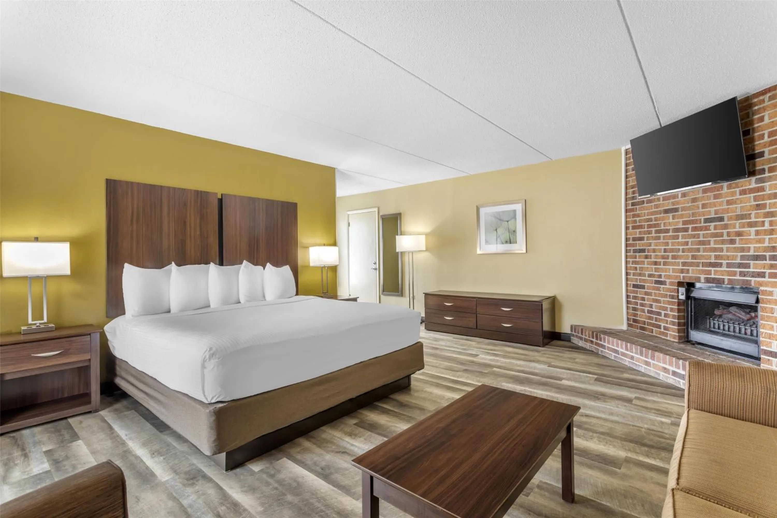 Bedroom, Bed in Best Western Plaza Inn