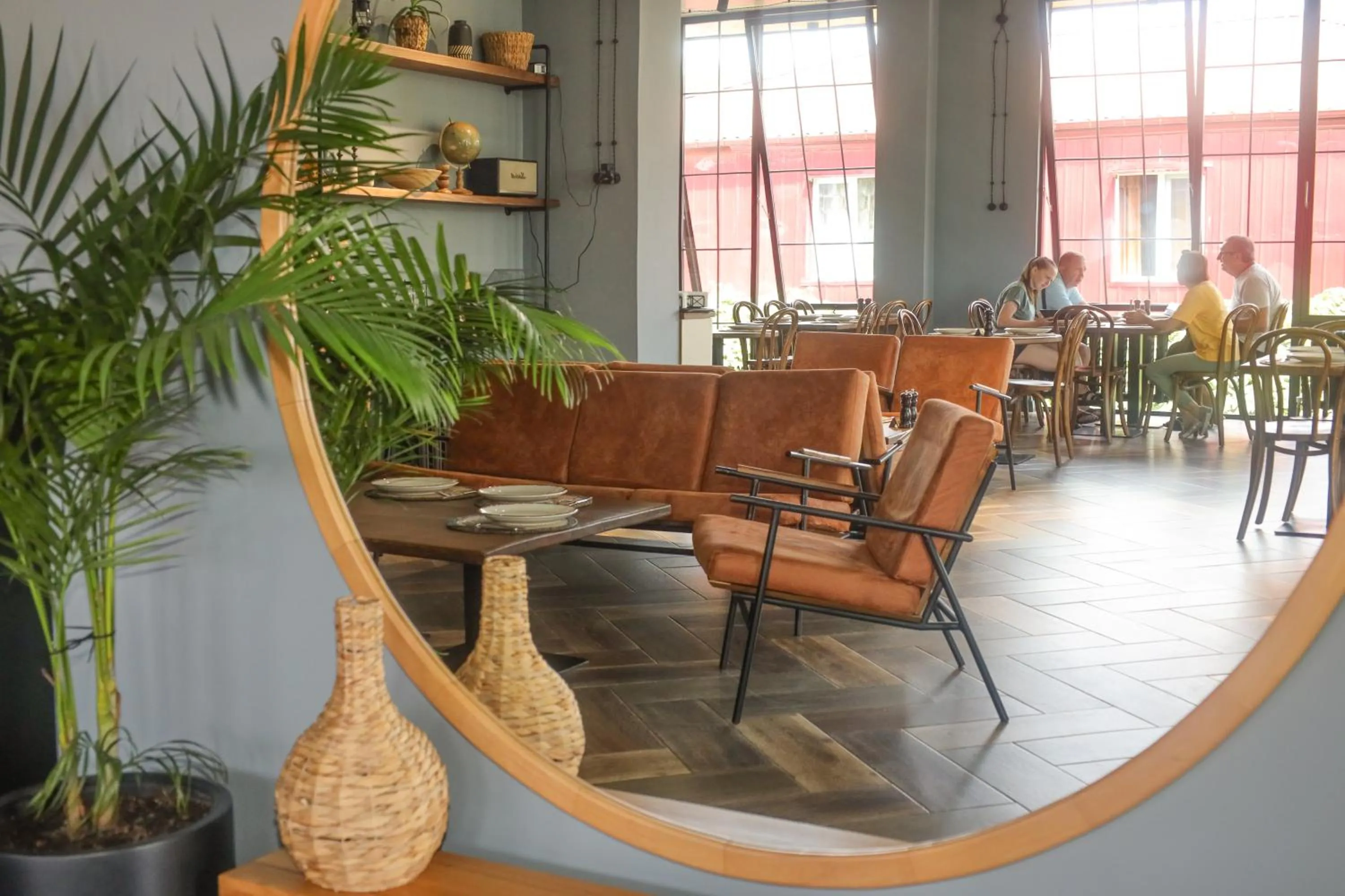 Restaurant/places to eat in Level Up Hotel & Restaurant