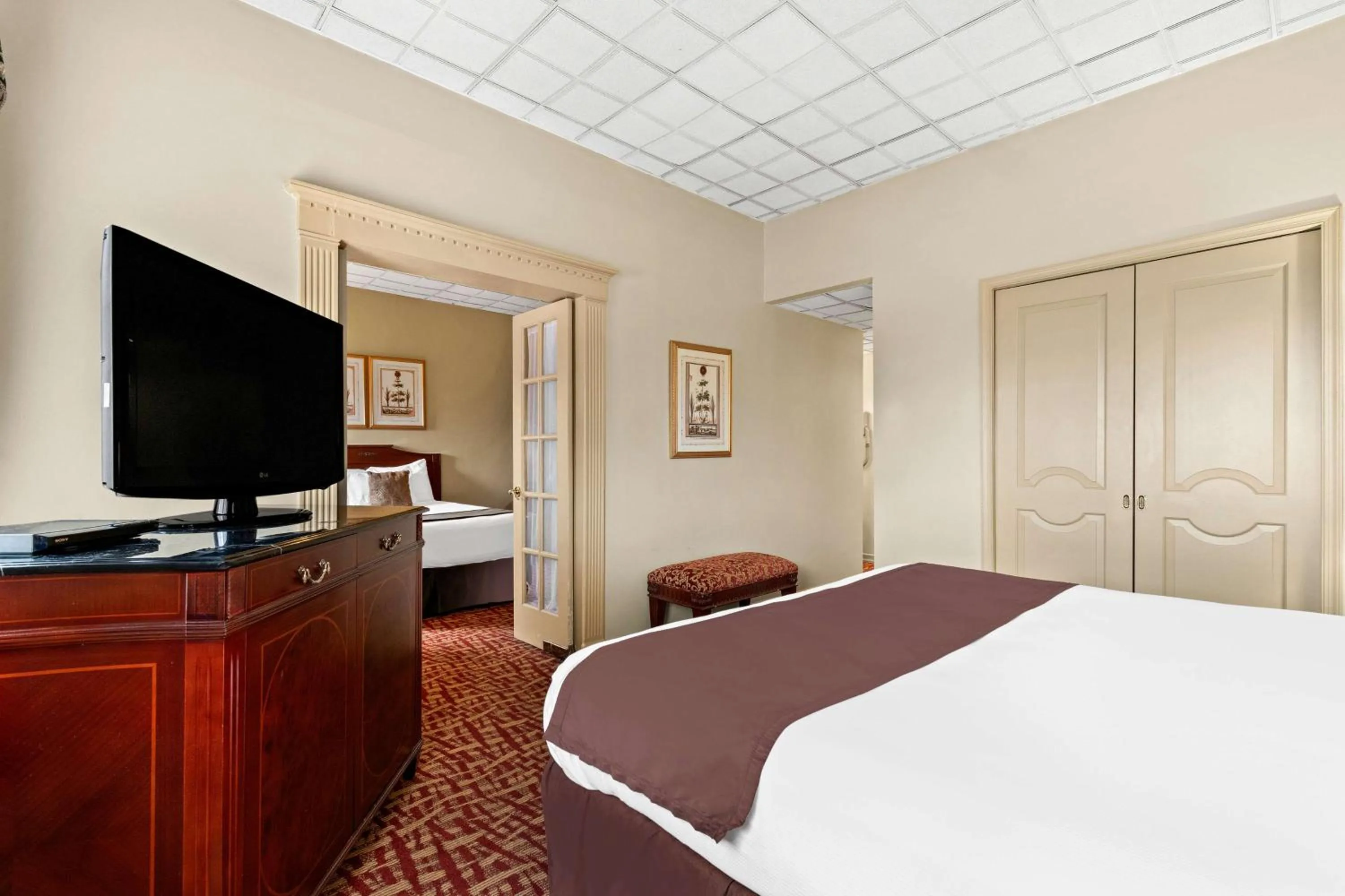 Bedroom, Bed in Genetti Hotel, SureStay Collection by Best Western