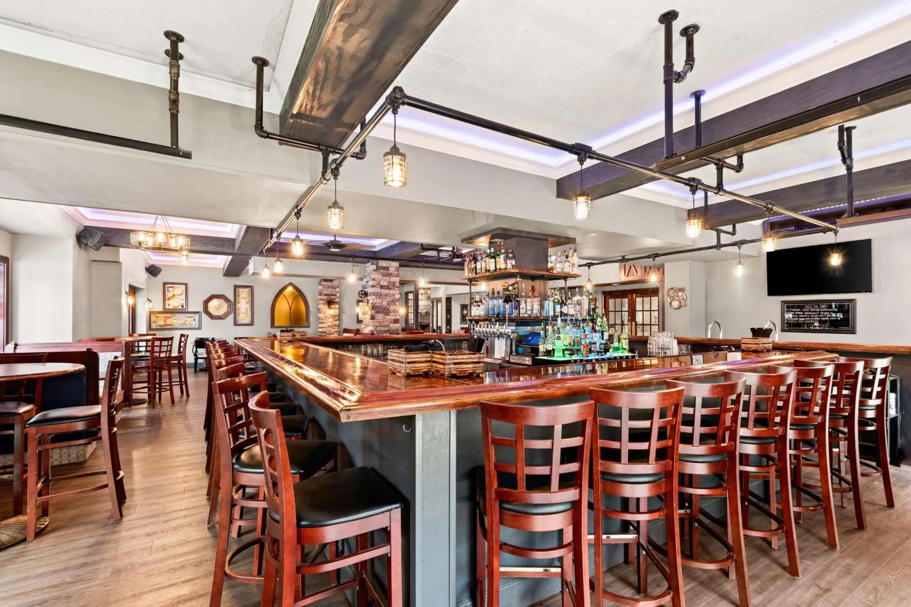 Lounge or bar in Genetti Hotel, SureStay Collection by Best Western Lounge or bar in Genetti Hotel, SureStay Collection by Best Western