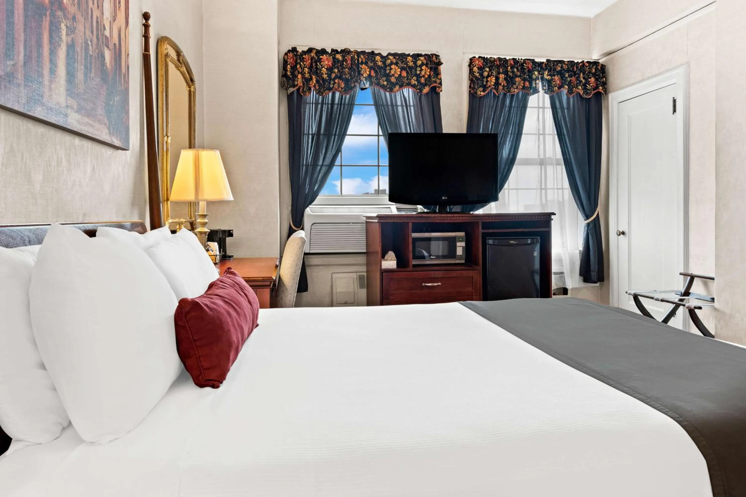 Bedroom, Bed in Genetti Hotel, SureStay Collection by Best Western