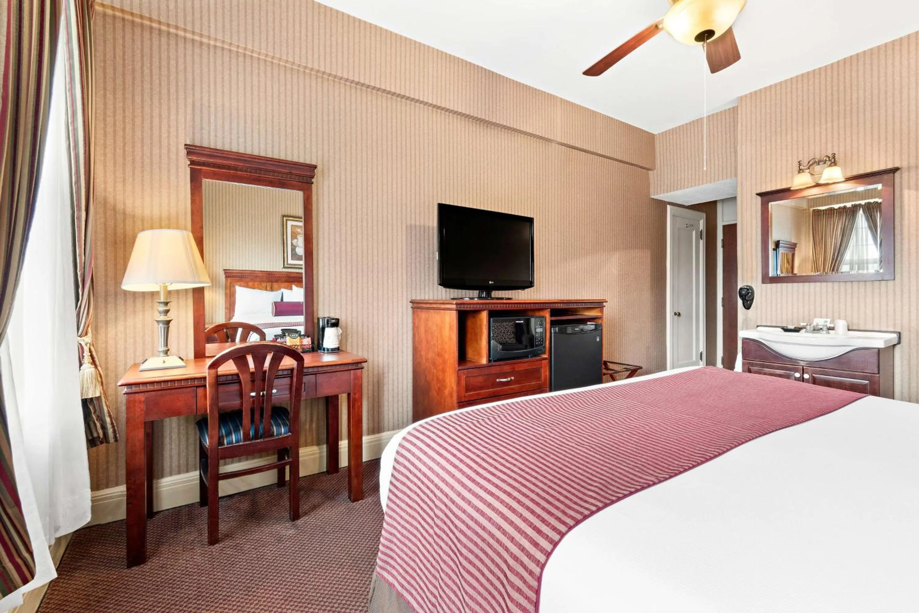 Bedroom, Bed in Genetti Hotel, SureStay Collection by Best Western