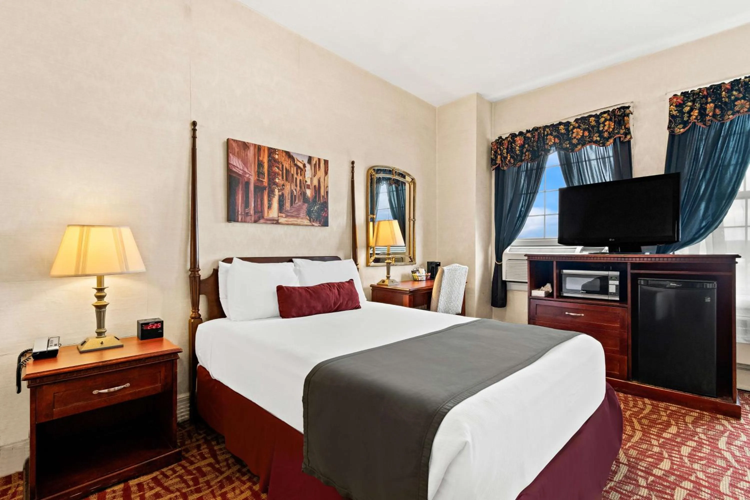 Bedroom, Bed in Genetti Hotel, SureStay Collection by Best Western