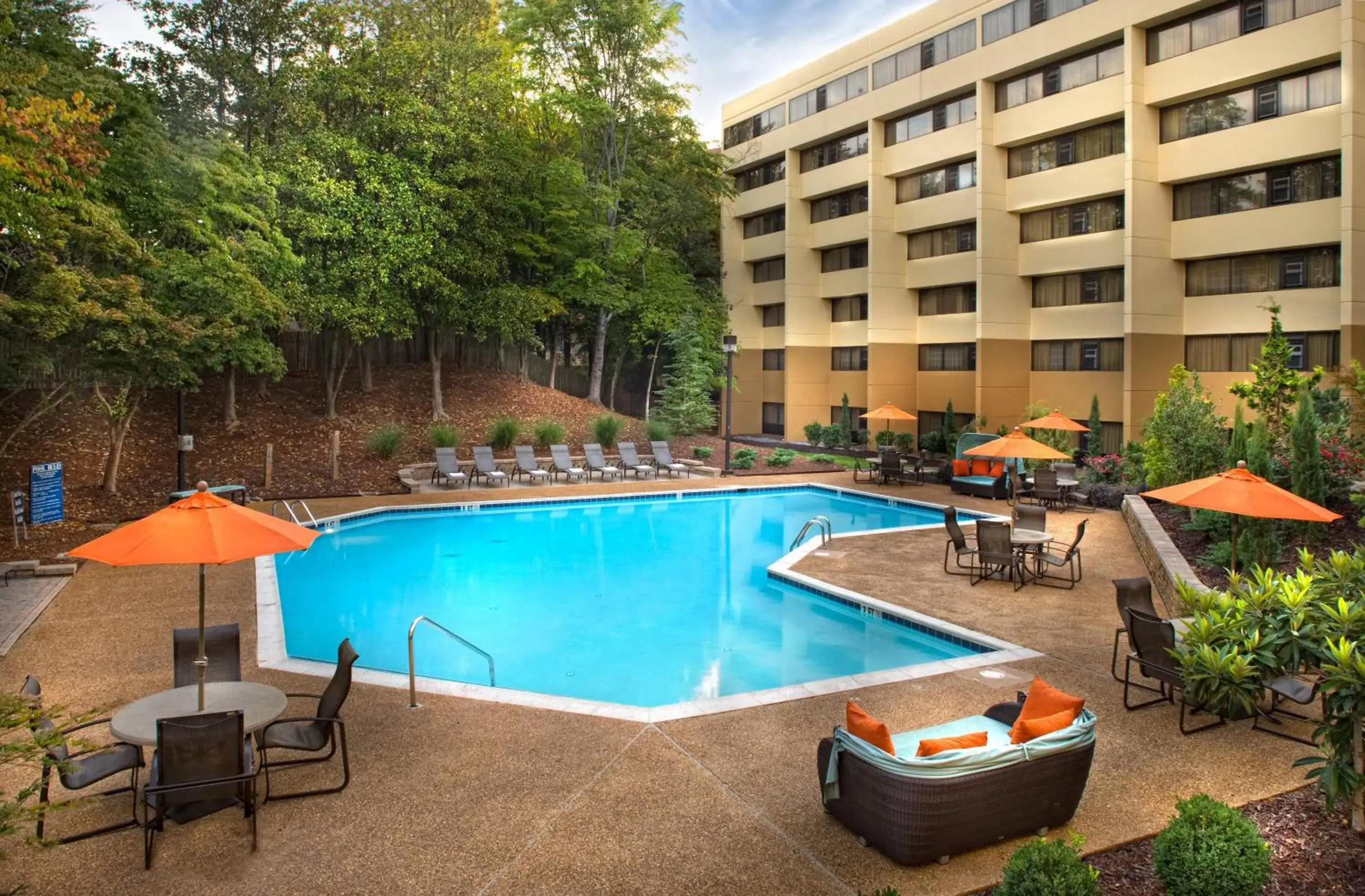 Swimming pool in Hyatt Regency Suites Atlanta Northwest Swimming pool in Hyatt Regency Suites Atlanta Northwest