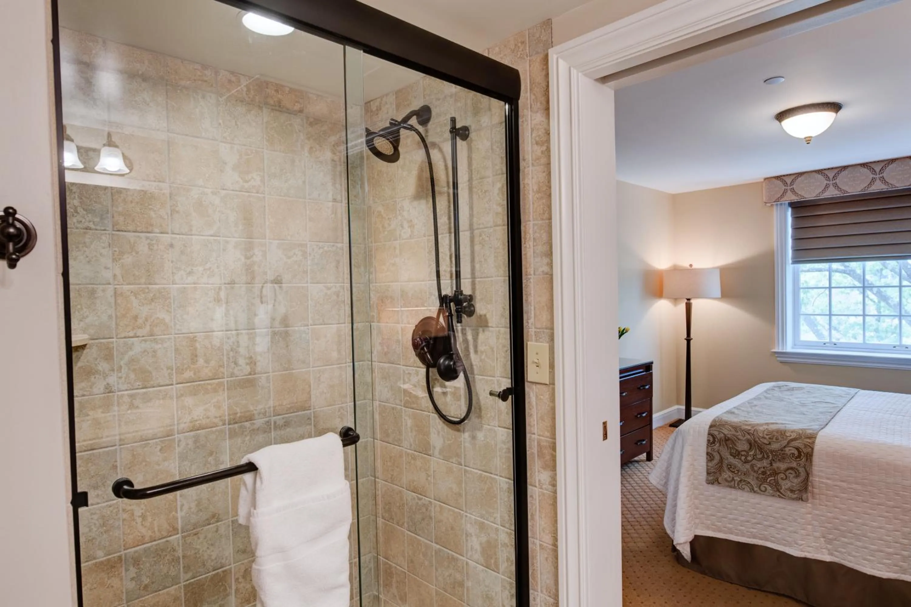 Shower, Bed in Nassau Inn